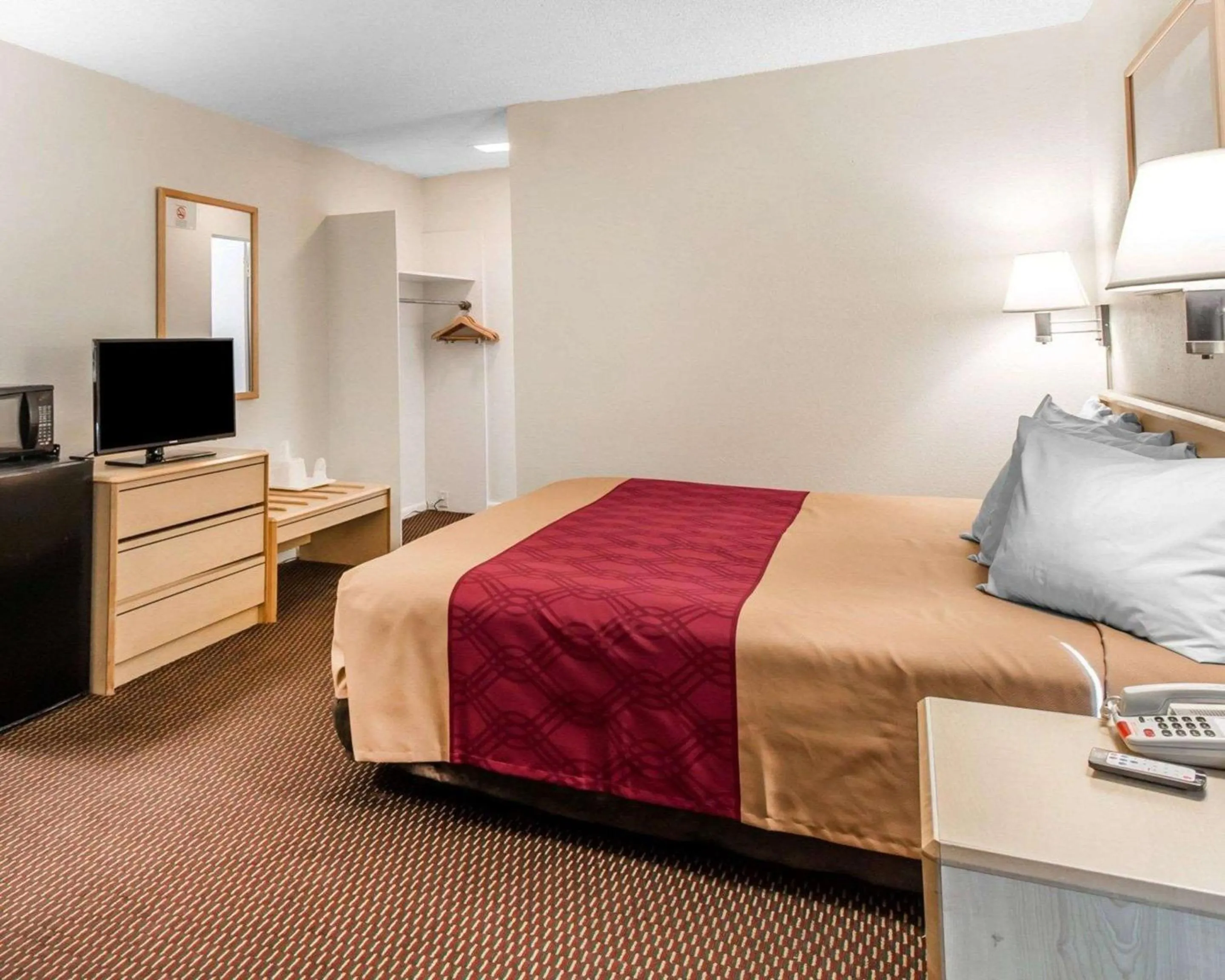 Photo of the whole room, Bed in Econo Lodge Colorado Springs Downtown