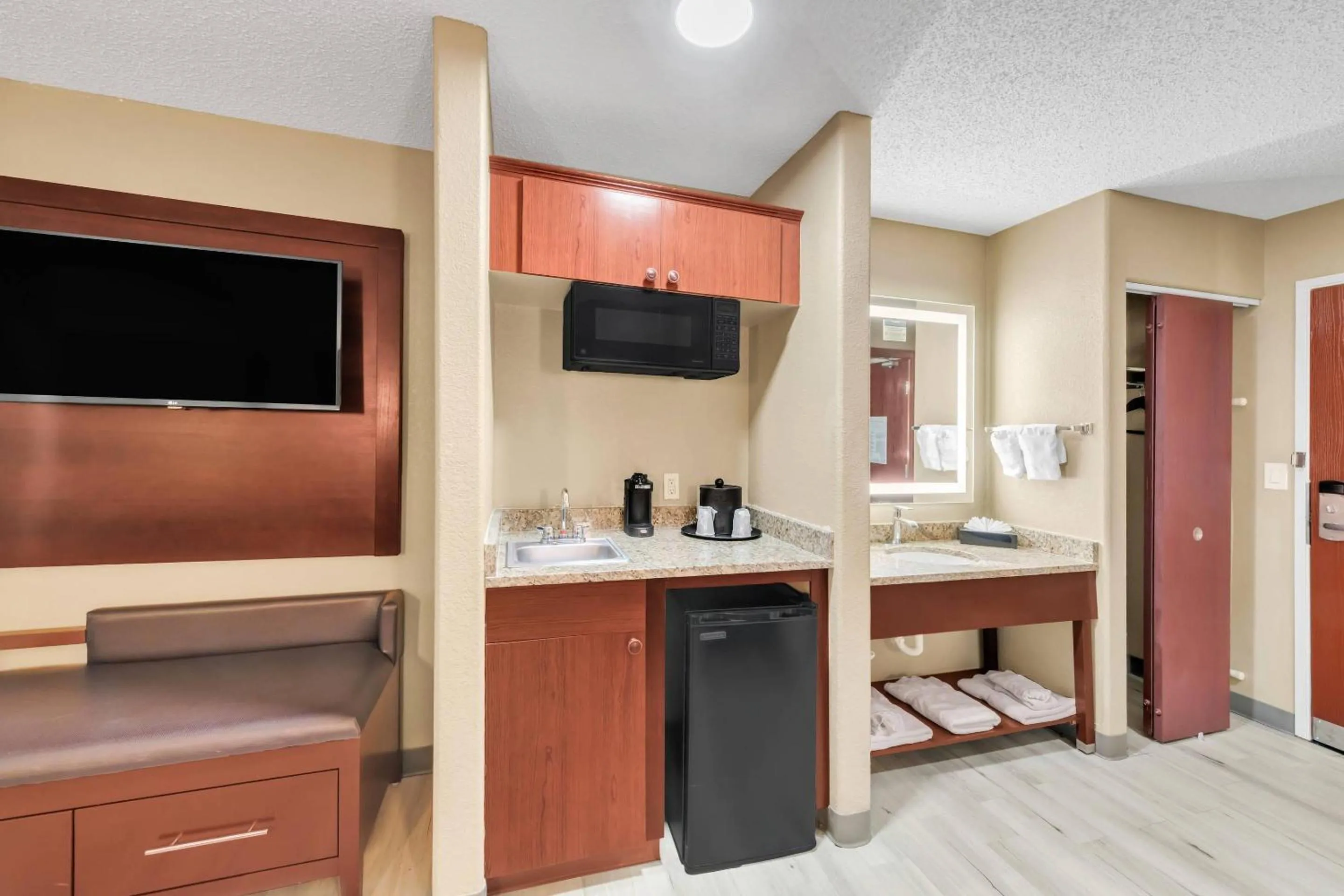 Bedroom in Comfort Suites Lakewood - Denver