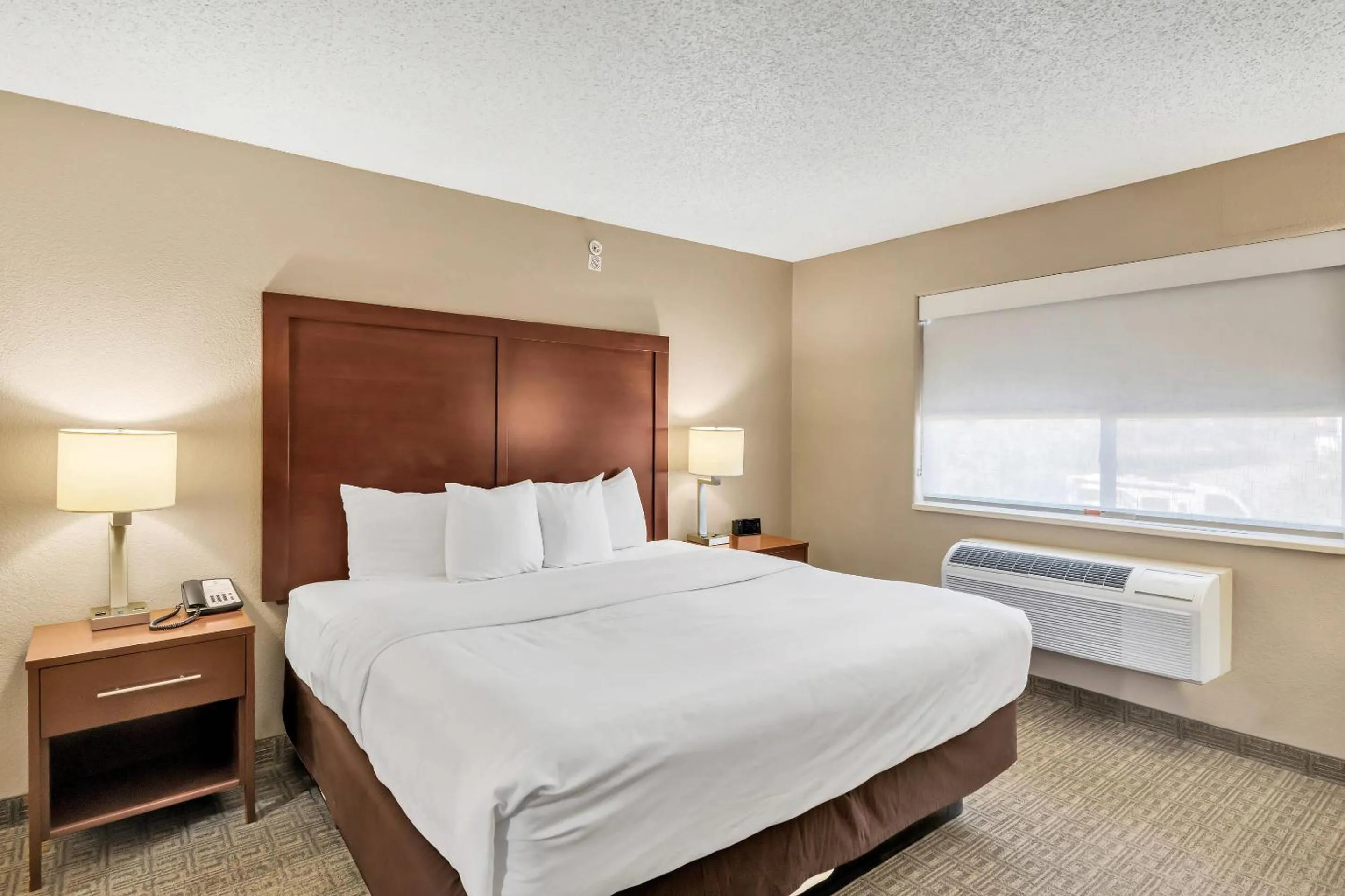 Bedroom, Bed in Comfort Suites Lakewood - Denver