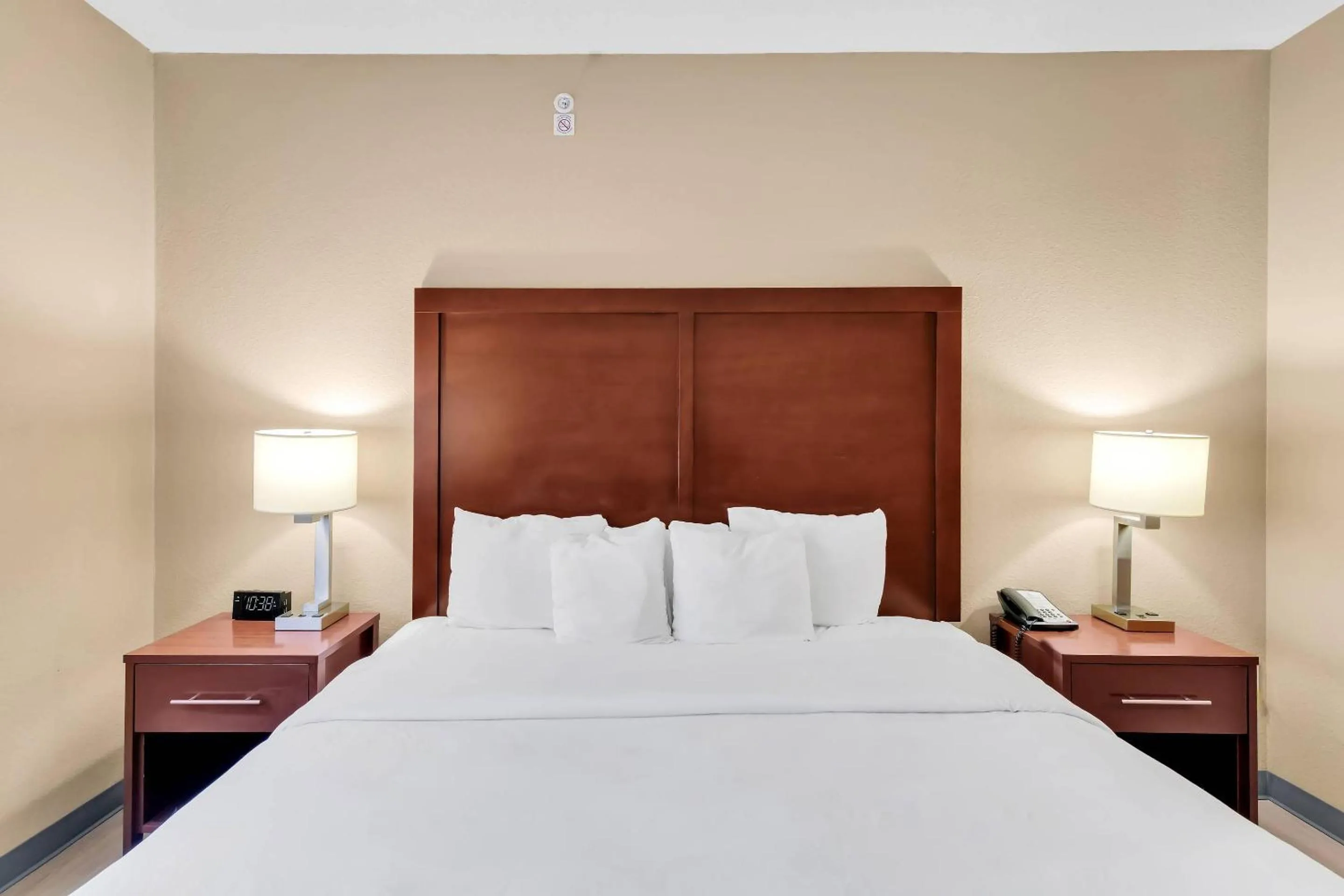 Bedroom, Bed in Comfort Suites Lakewood - Denver