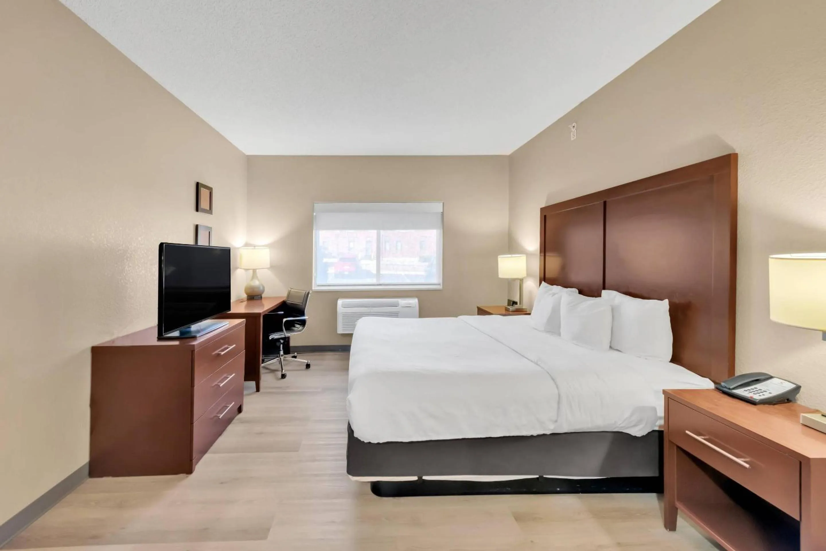 Bedroom, Bed in Comfort Suites Lakewood - Denver