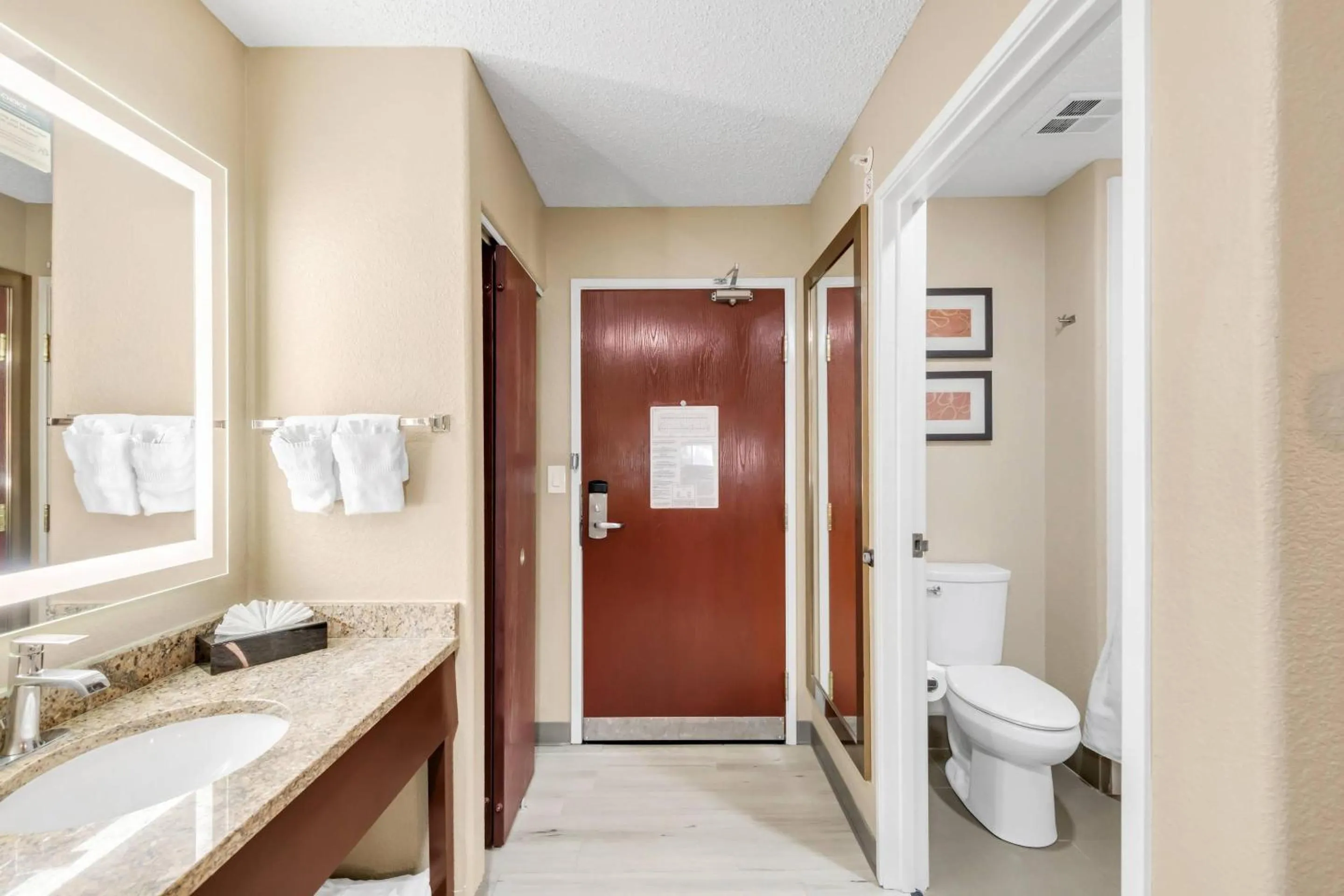 Bedroom in Comfort Suites Lakewood - Denver