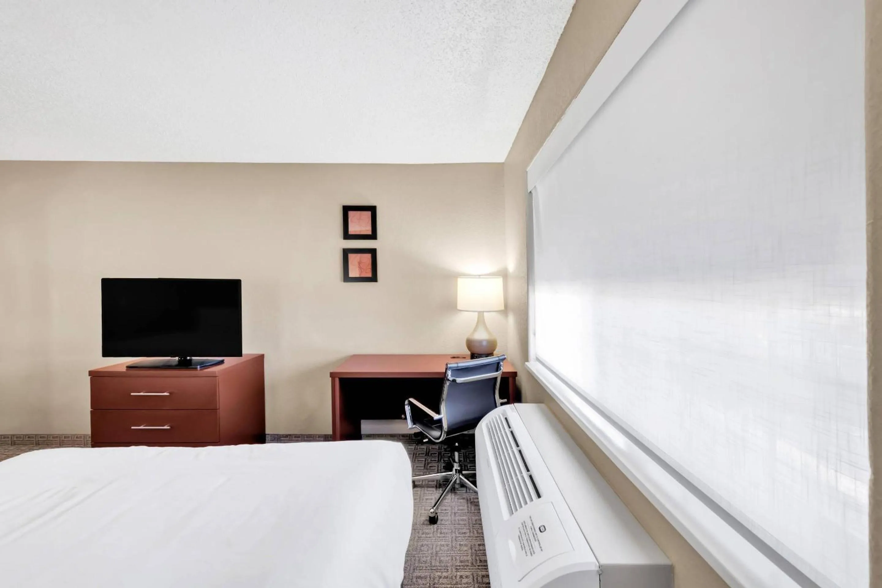 Bedroom, Bed in Comfort Suites Lakewood - Denver