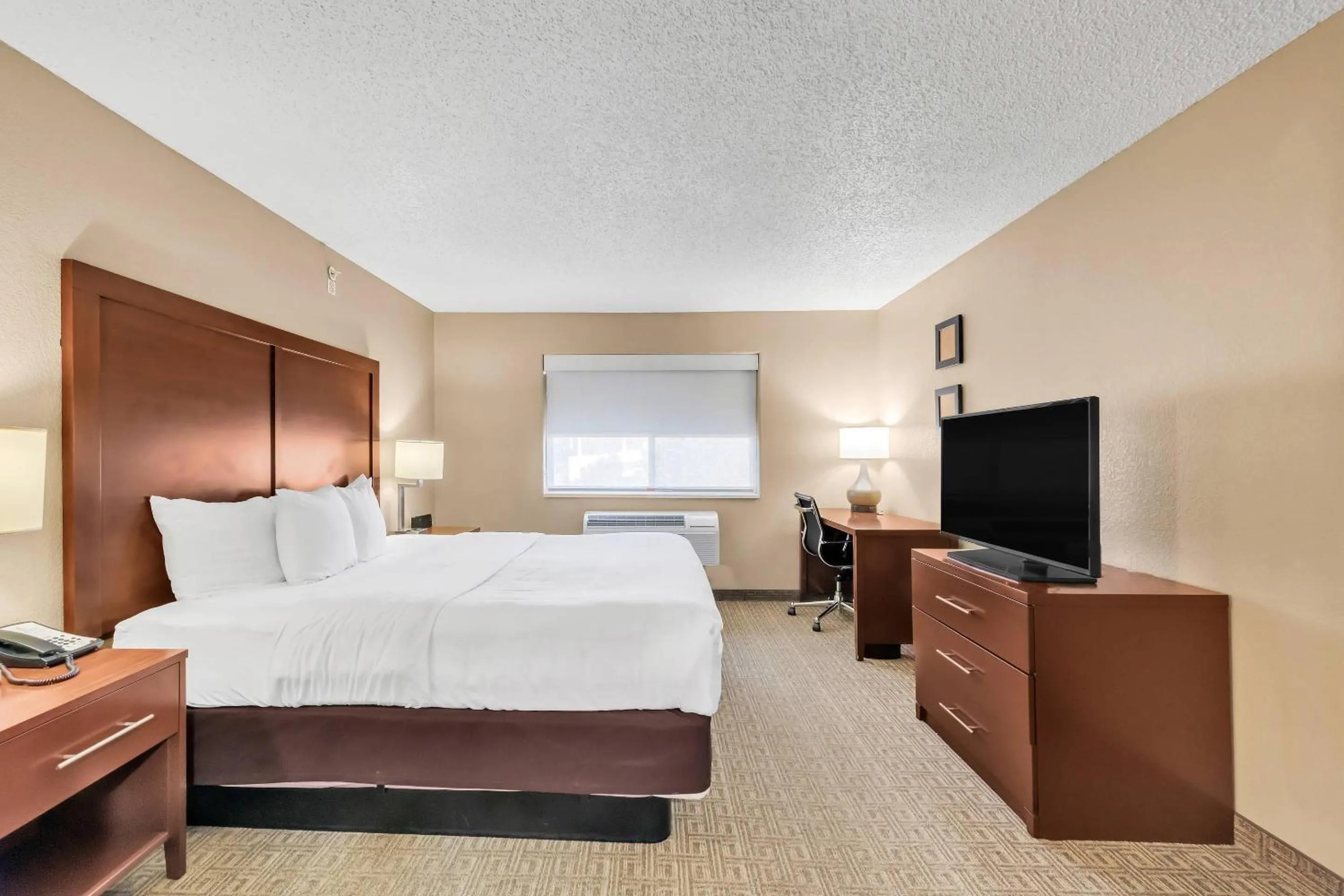 Bedroom, Bed in Comfort Suites Lakewood - Denver