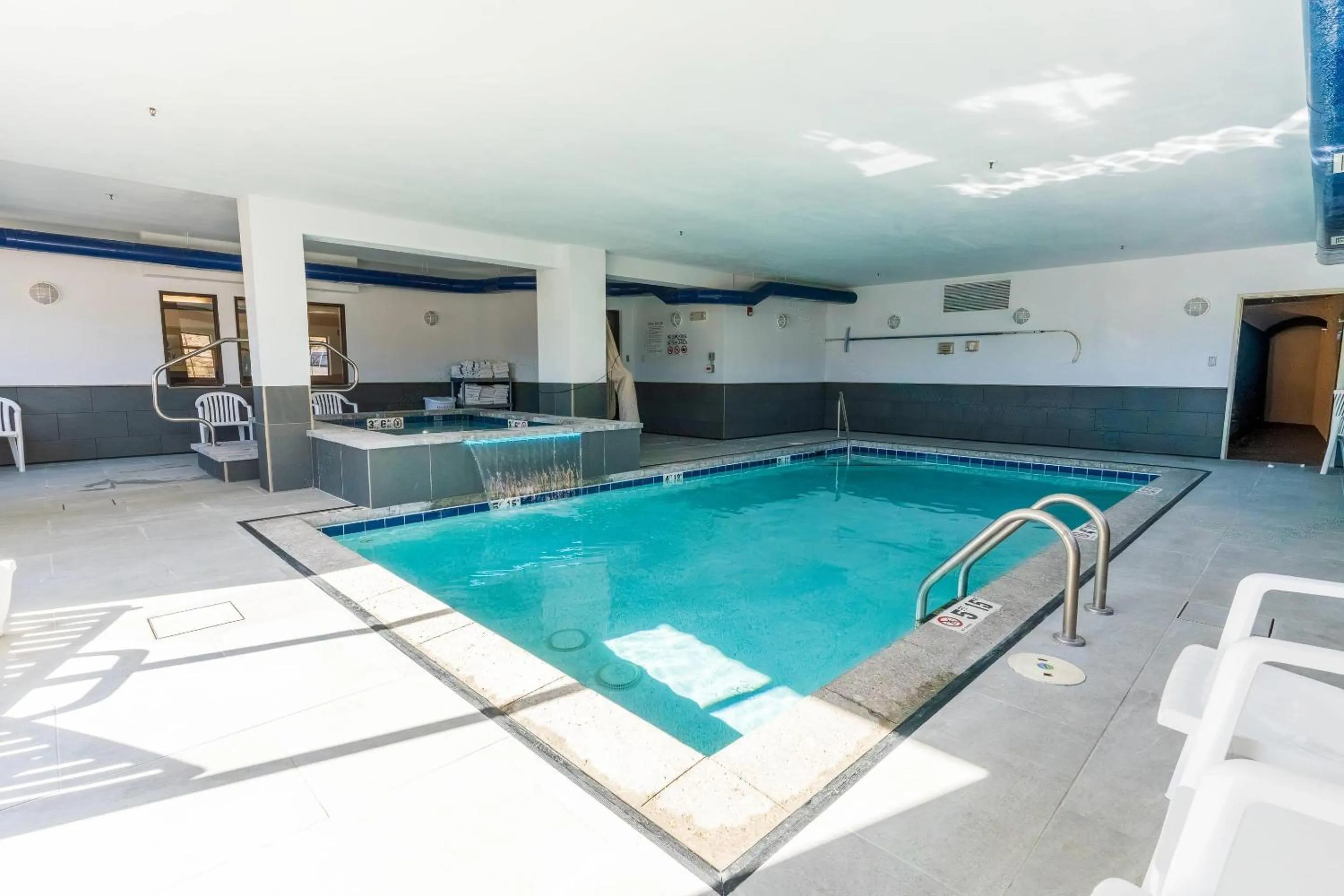 Swimming pool in Quality Inn & Suites Vail Valley