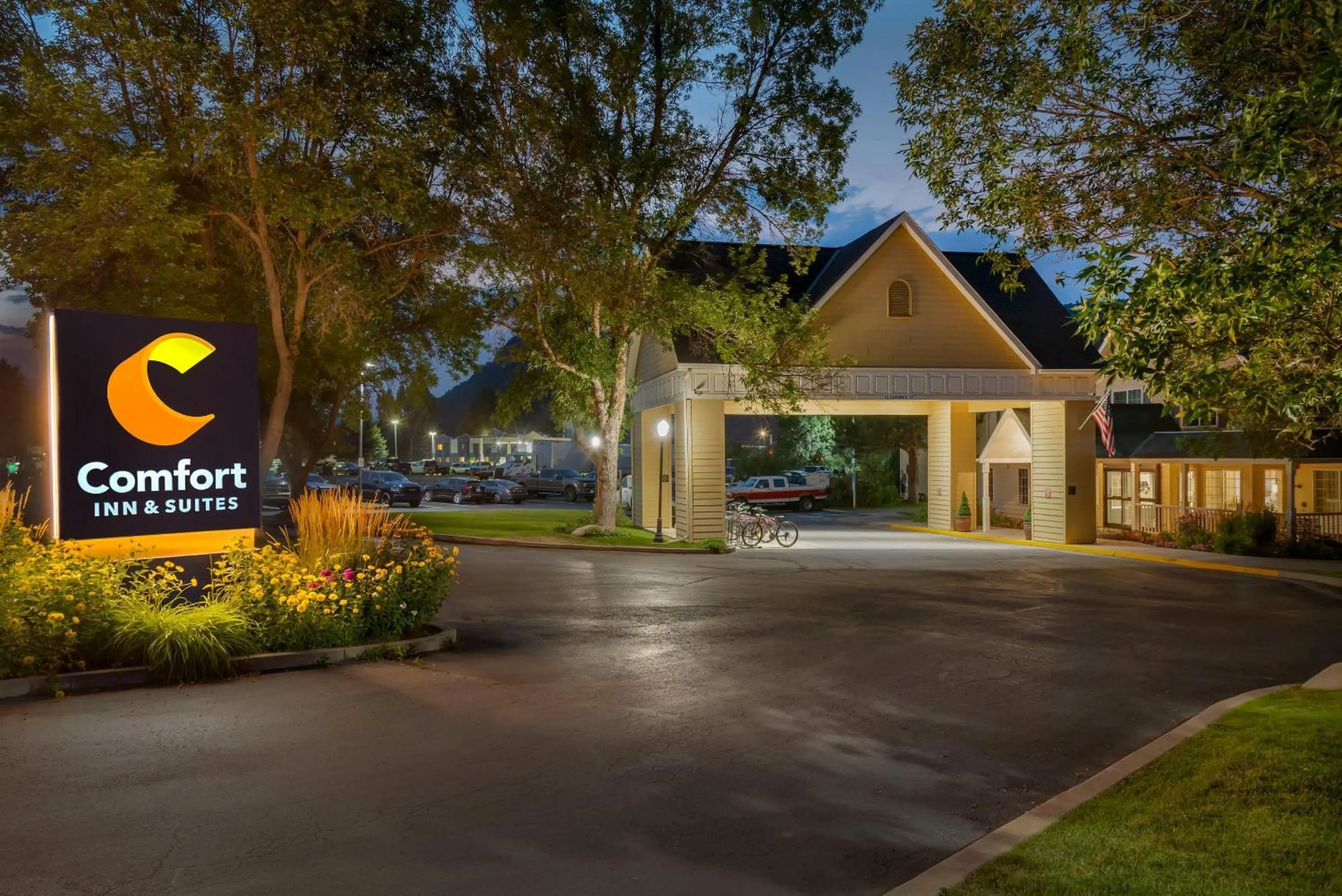 Property building in Comfort Inn & Suites Carbondale on the Roaring Fork