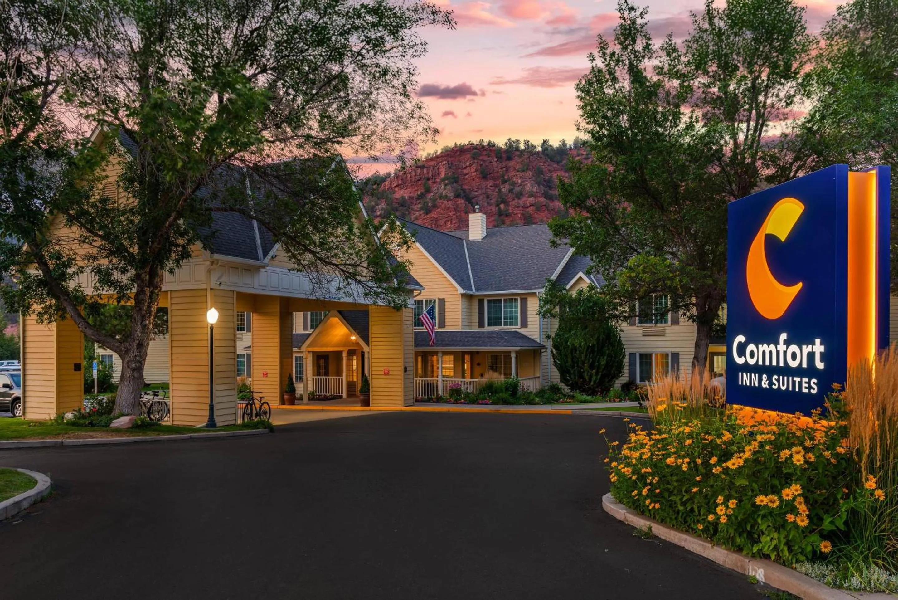 Property building in Comfort Inn & Suites Carbondale on the Roaring Fork