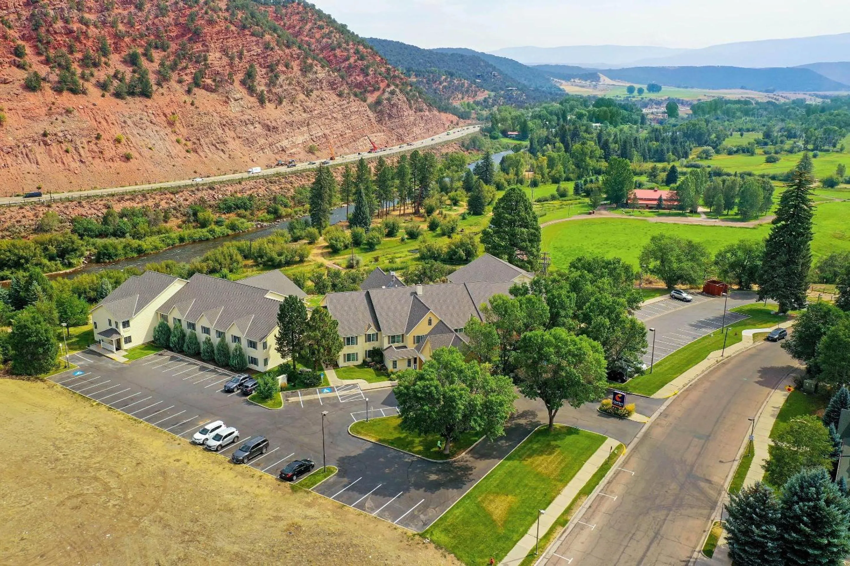 Property building in Comfort Inn & Suites Carbondale on the Roaring Fork