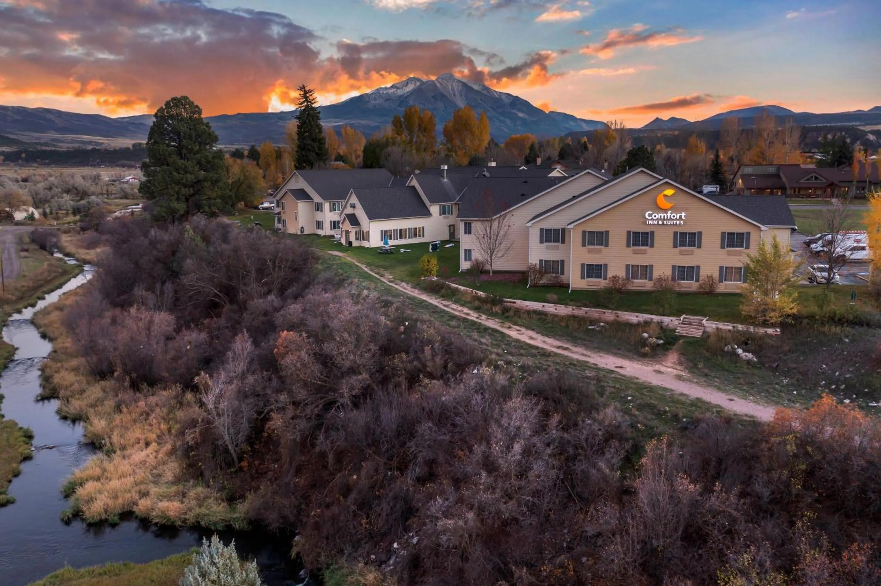 Property building in Comfort Inn & Suites Carbondale on the Roaring Fork