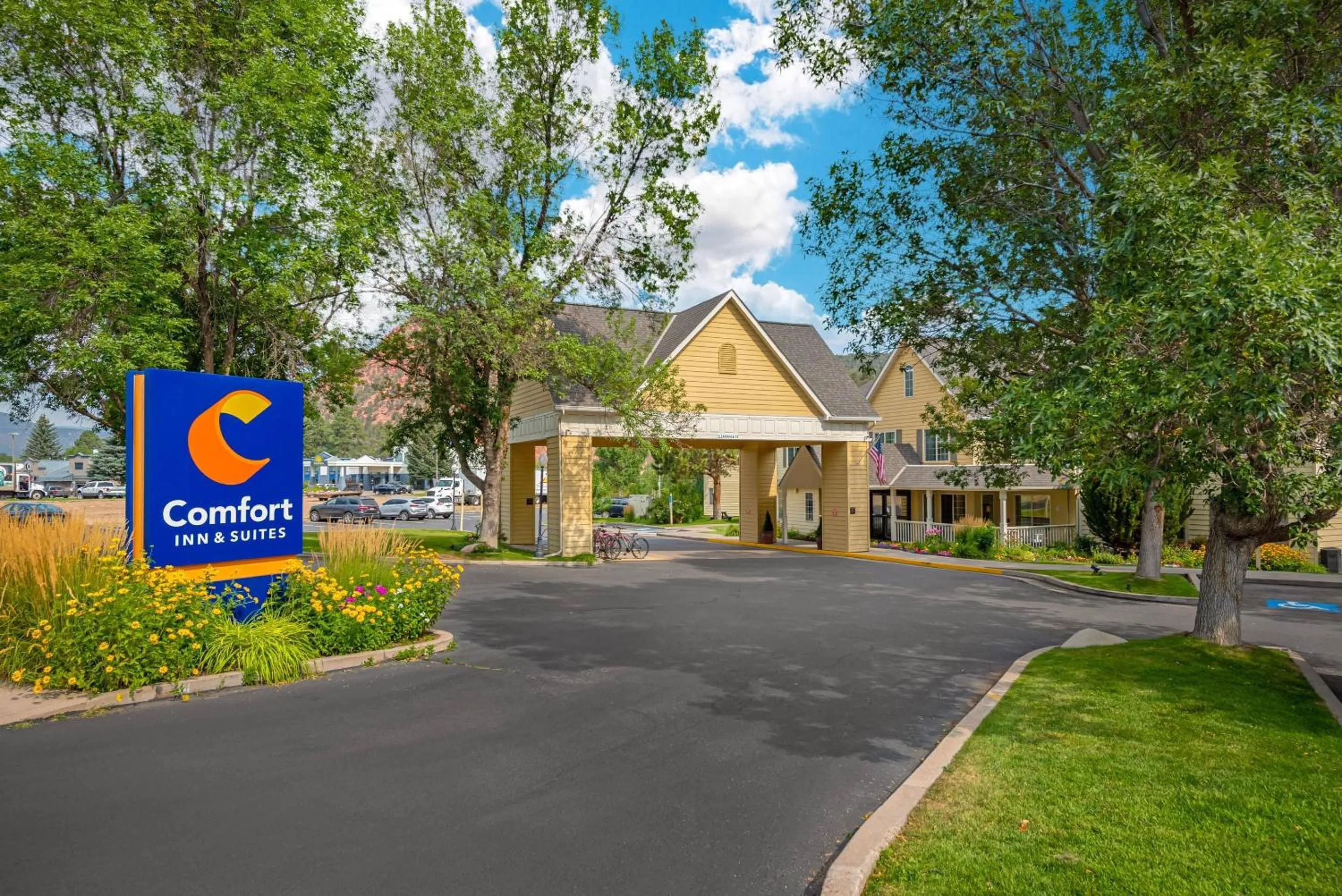 Property building in Comfort Inn & Suites Carbondale on the Roaring Fork