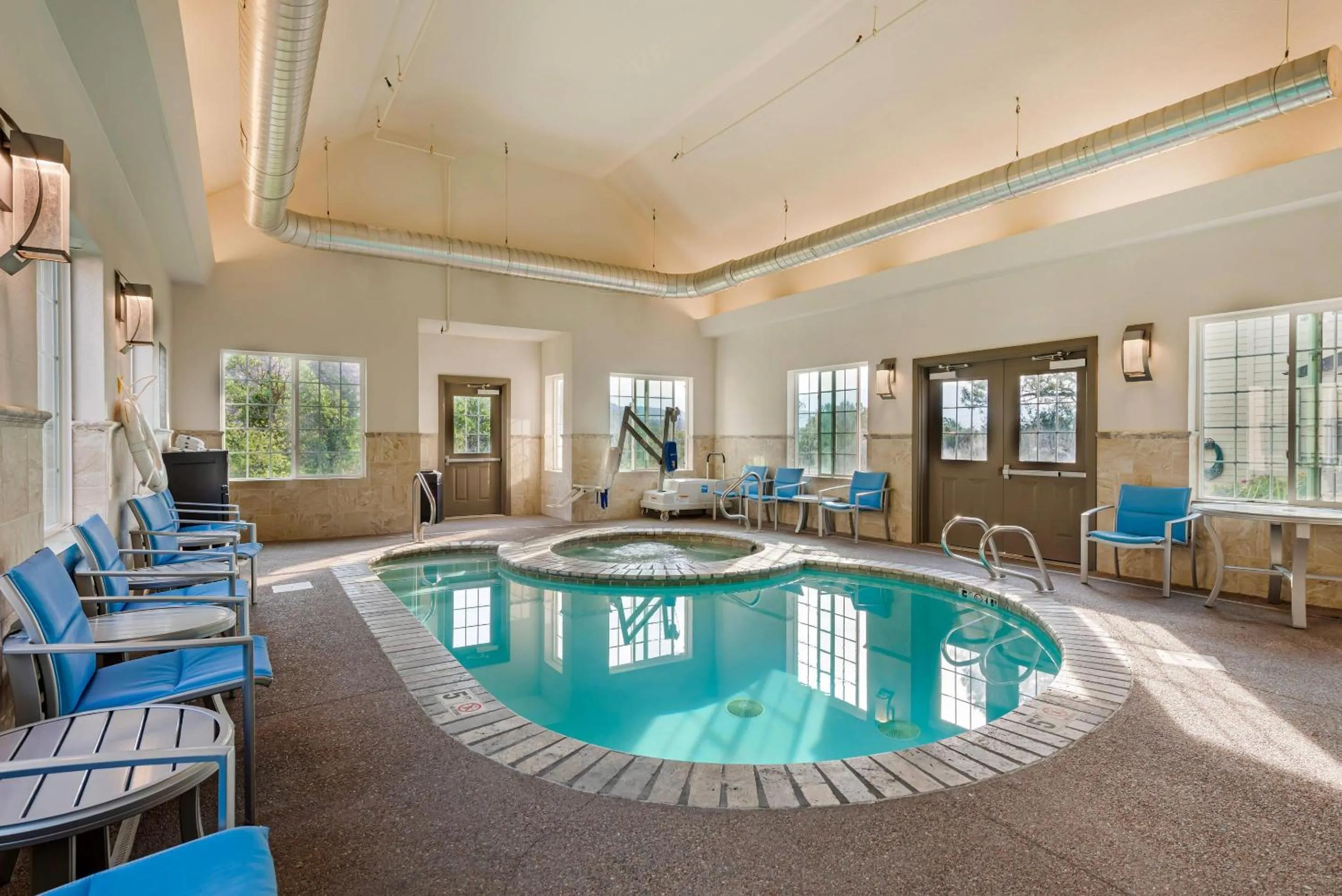 Swimming pool in Comfort Inn & Suites Carbondale on the Roaring Fork