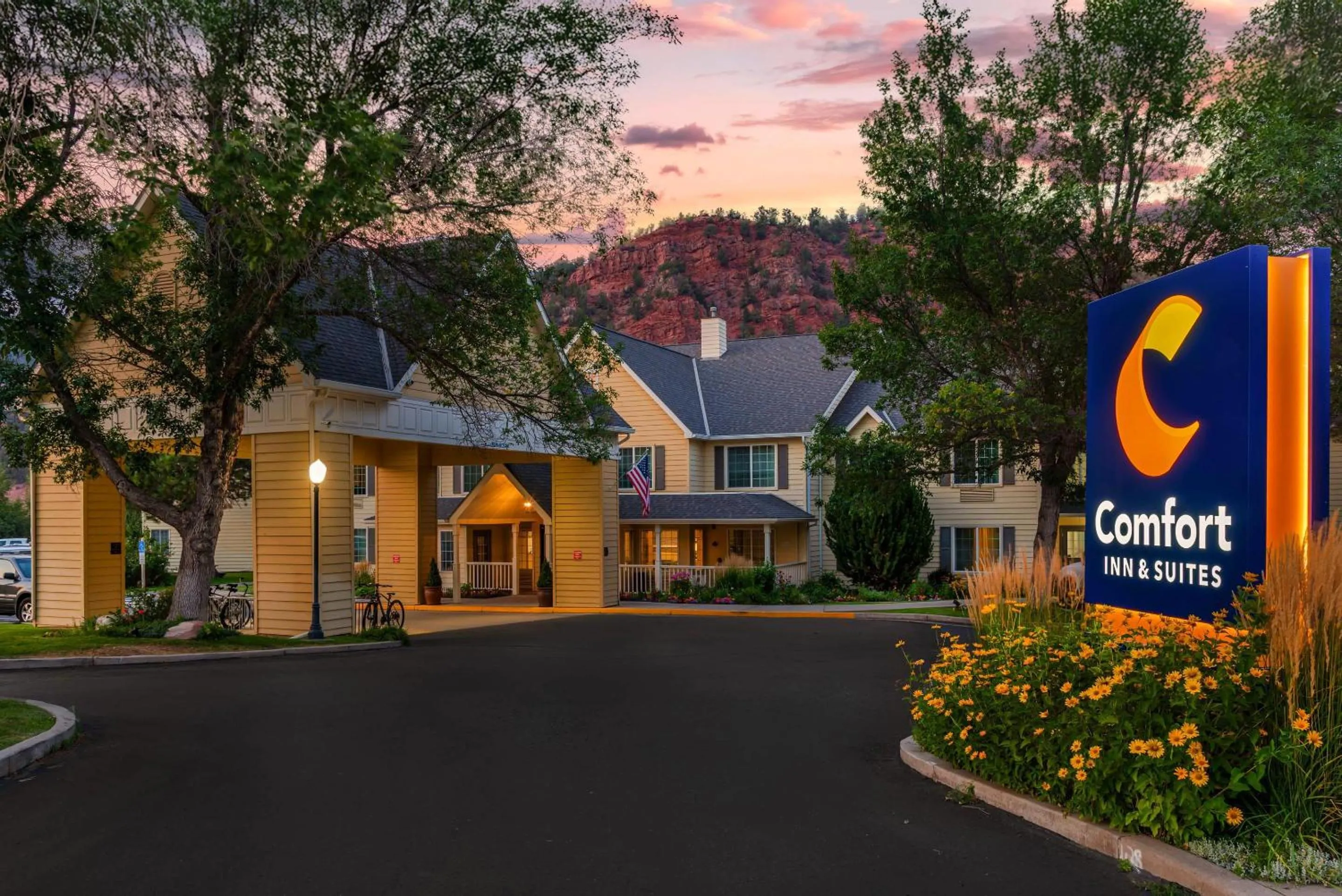 Property building in Comfort Inn & Suites Carbondale on the Roaring Fork