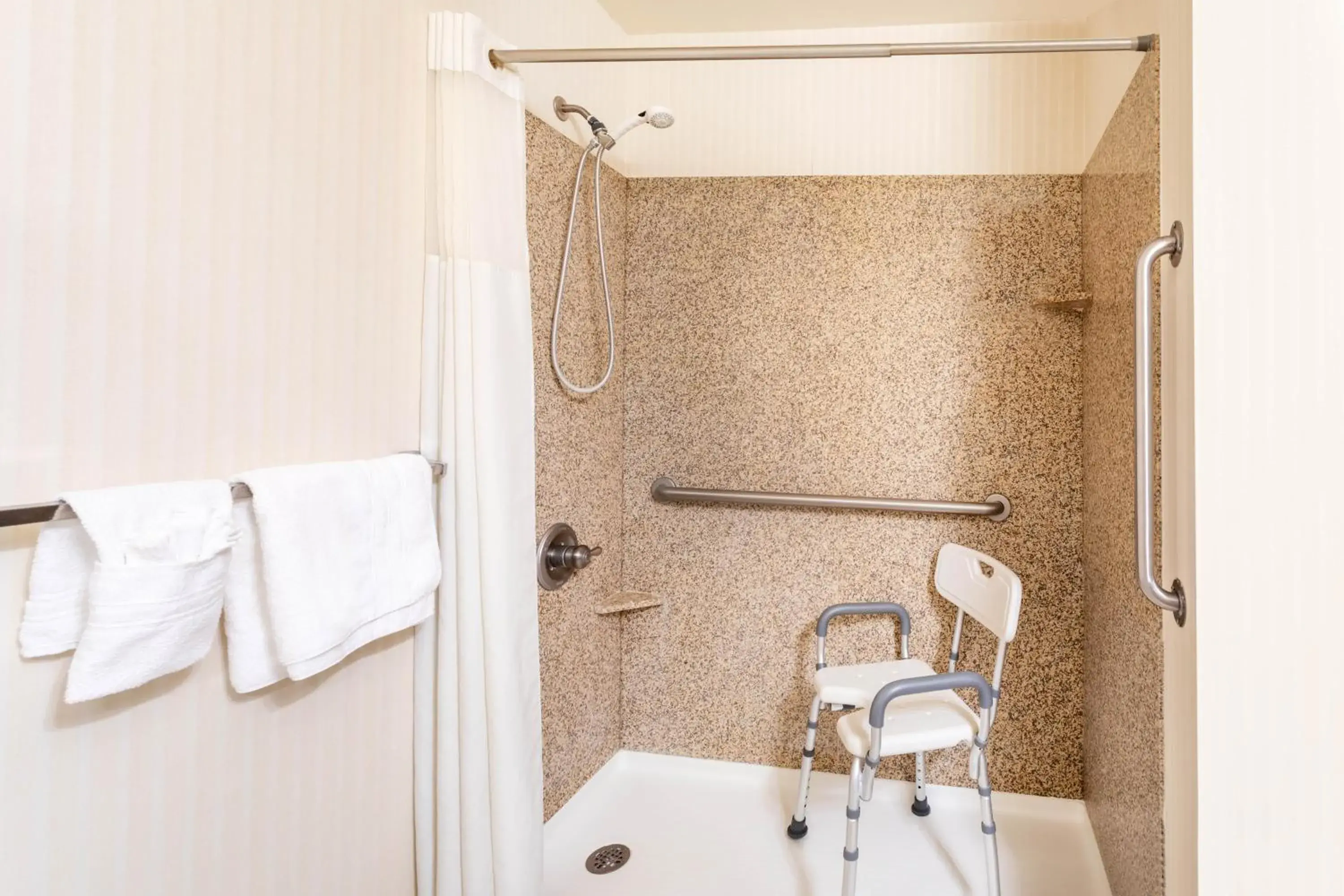 King Room - Mobility Access/Non-Smoking in Baymont by Wyndham Fort Morgan King Room - Mobility Access/Non-Smoking in Baymont by Wyndham Fort Morgan