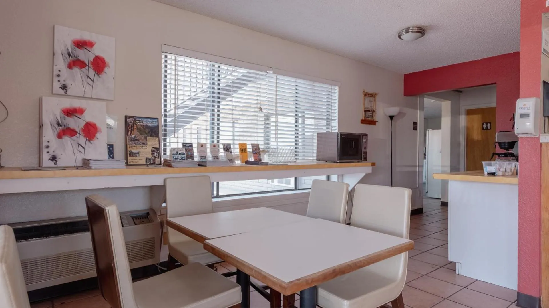 Breakfast in Econo Lodge Cortez near Mesa Verde