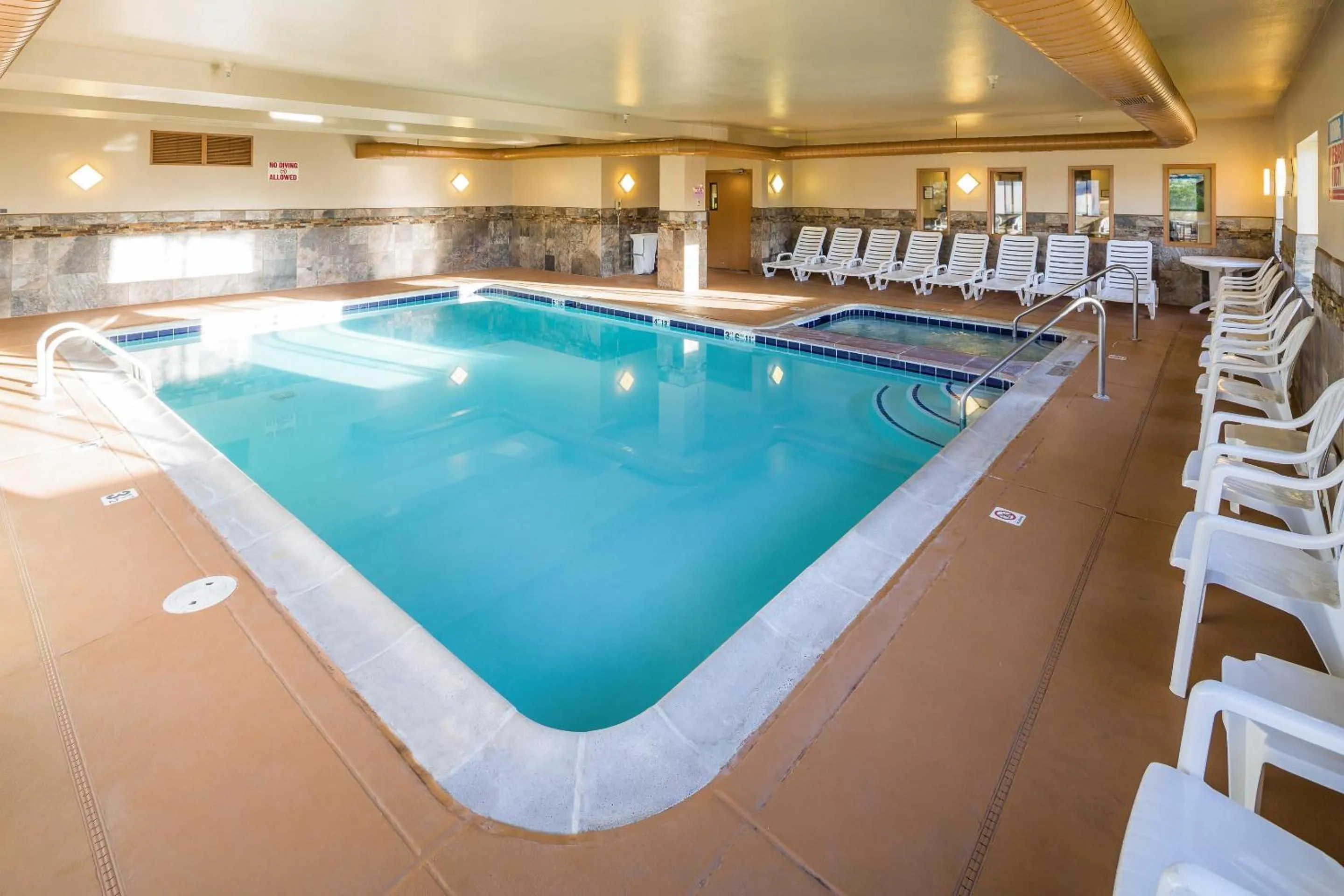 Swimming pool in Comfort Inn & Suites Gunnison-Crested Butte