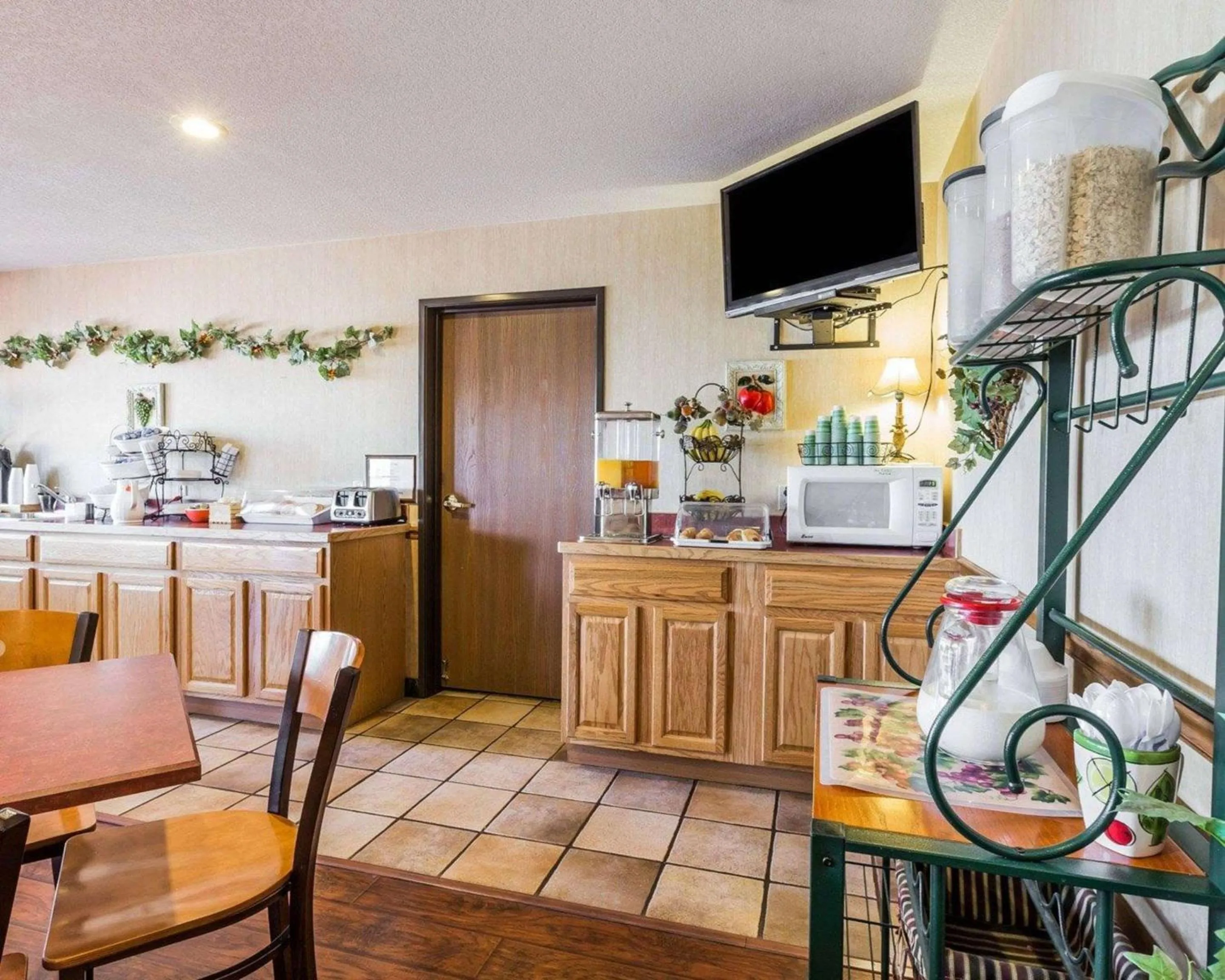 Restaurant/places to eat in West End Lodge