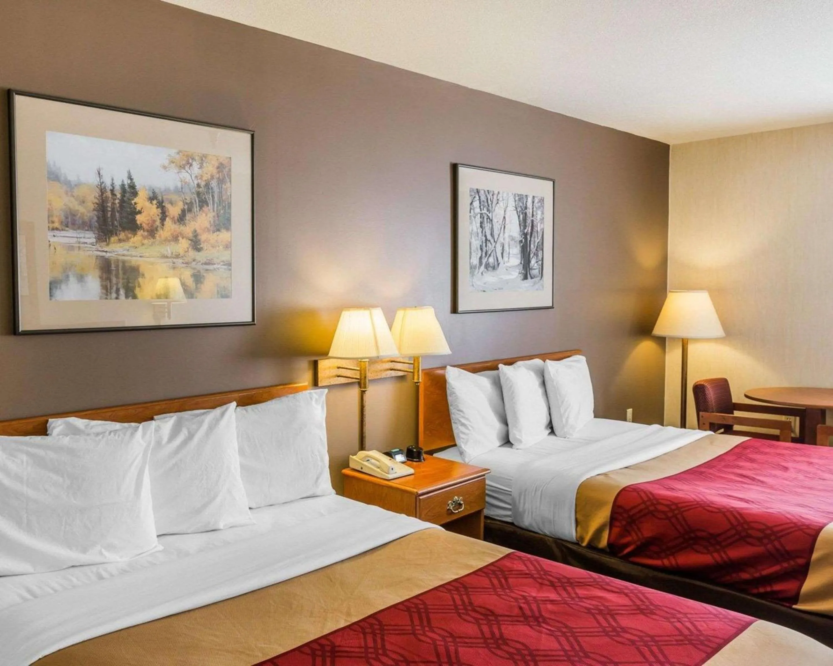 Photo of the whole room, Bed in West End Lodge