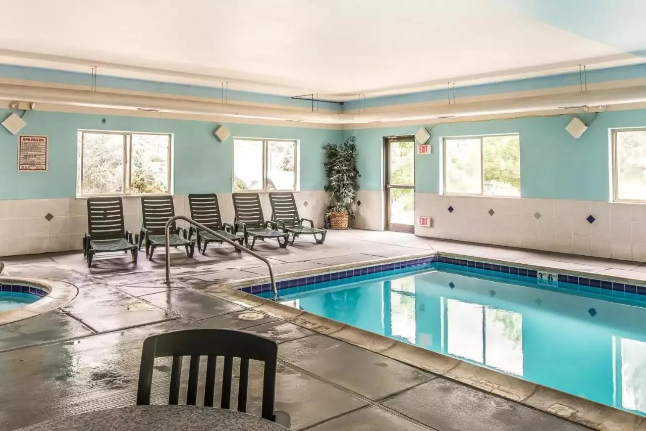 Hot Tub in Wingate by Wyndham New Castle - Glenwood Springs