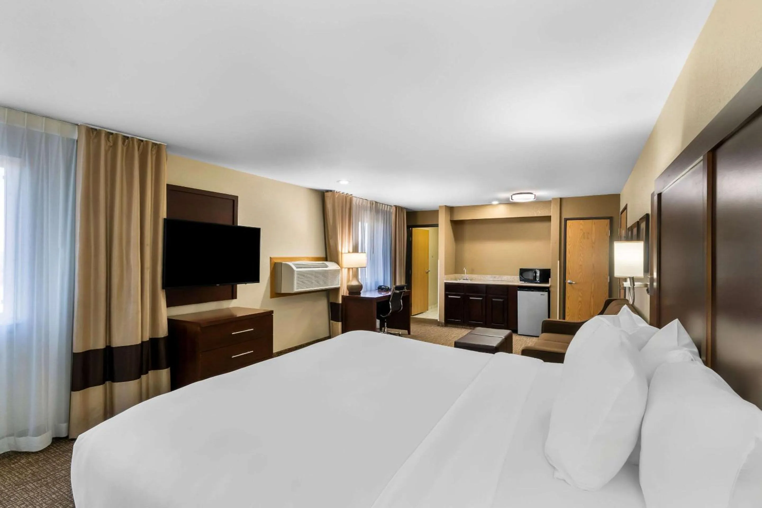 Bed in Comfort Inn & Suites Greeley