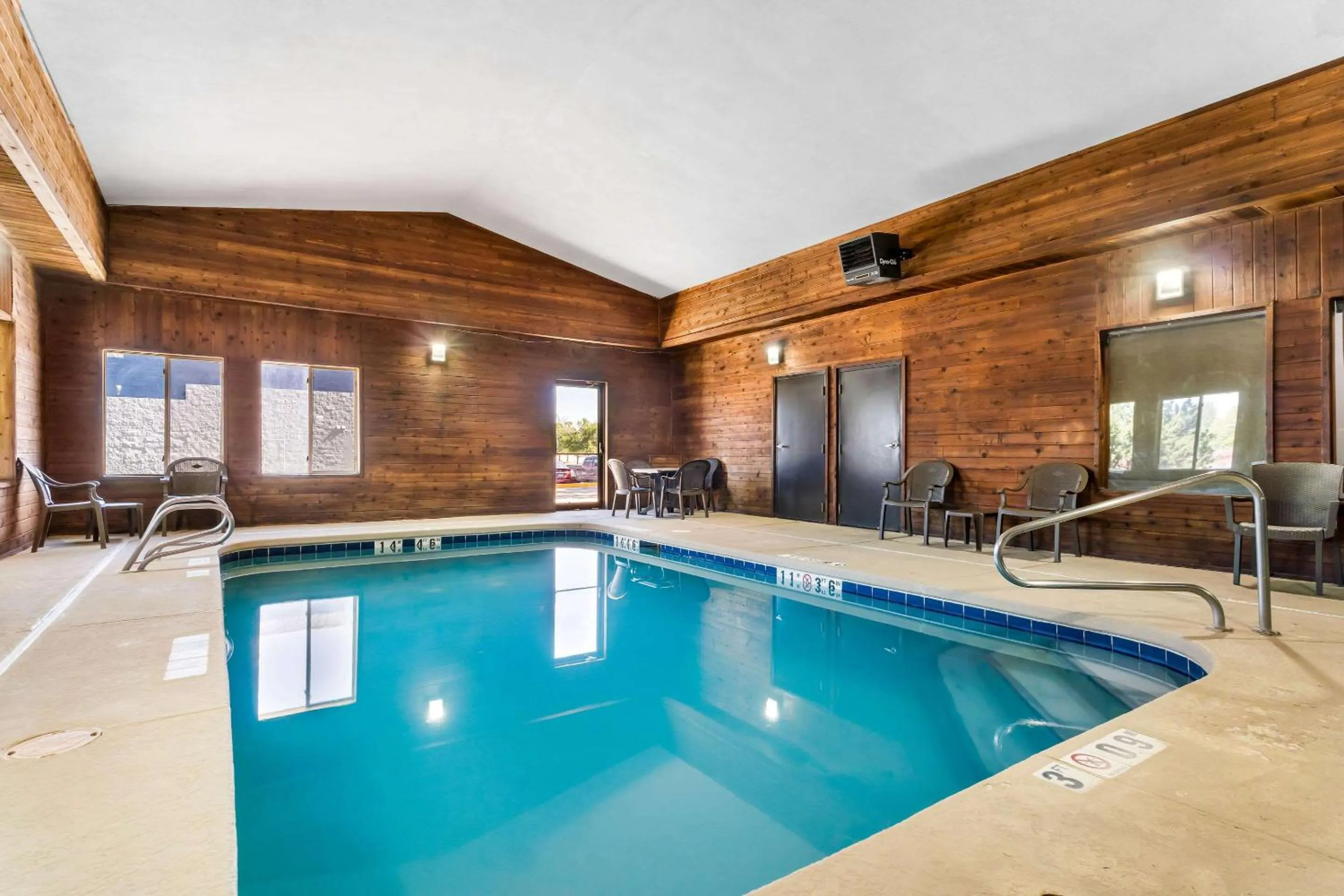 Swimming pool in Comfort Inn & Suites Greeley