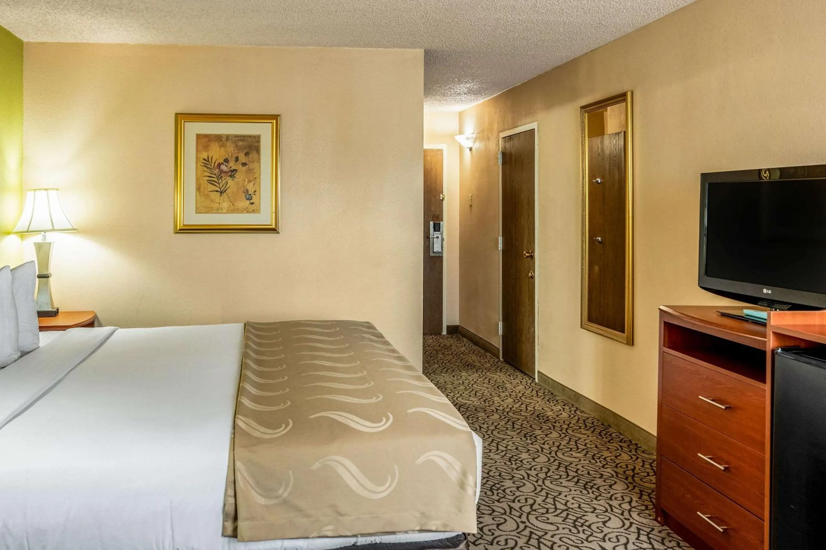 Bedroom, Bed in Quality Inn Trinidad