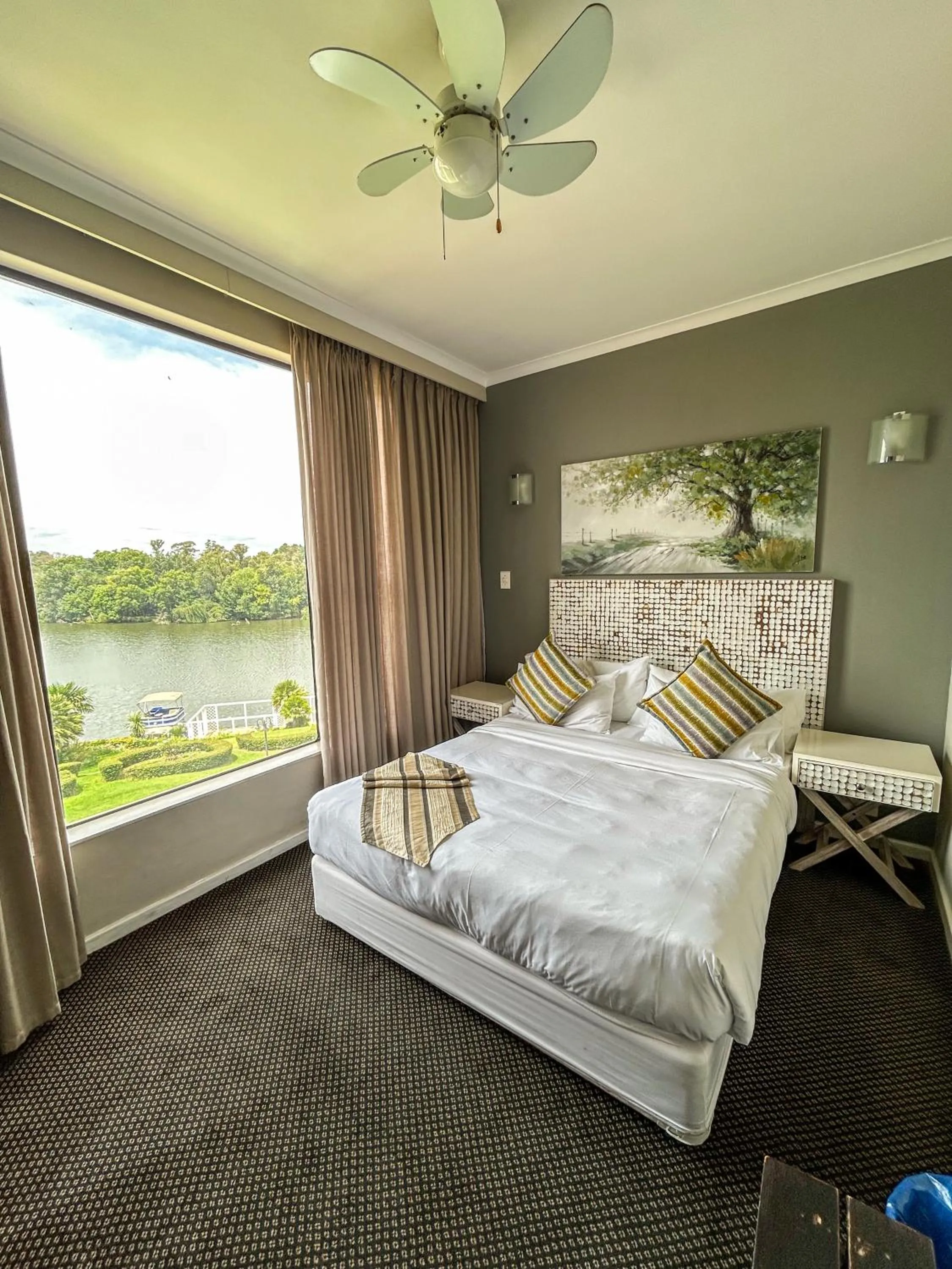 Bedroom, Bed in Riviera on Vaal Resort