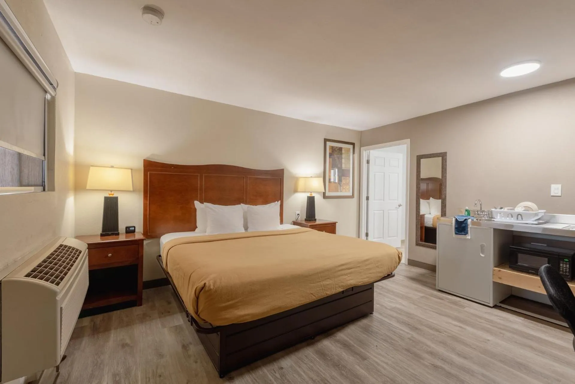 Photo of the whole room, Bed in Suburban Studios near Mesa Verde