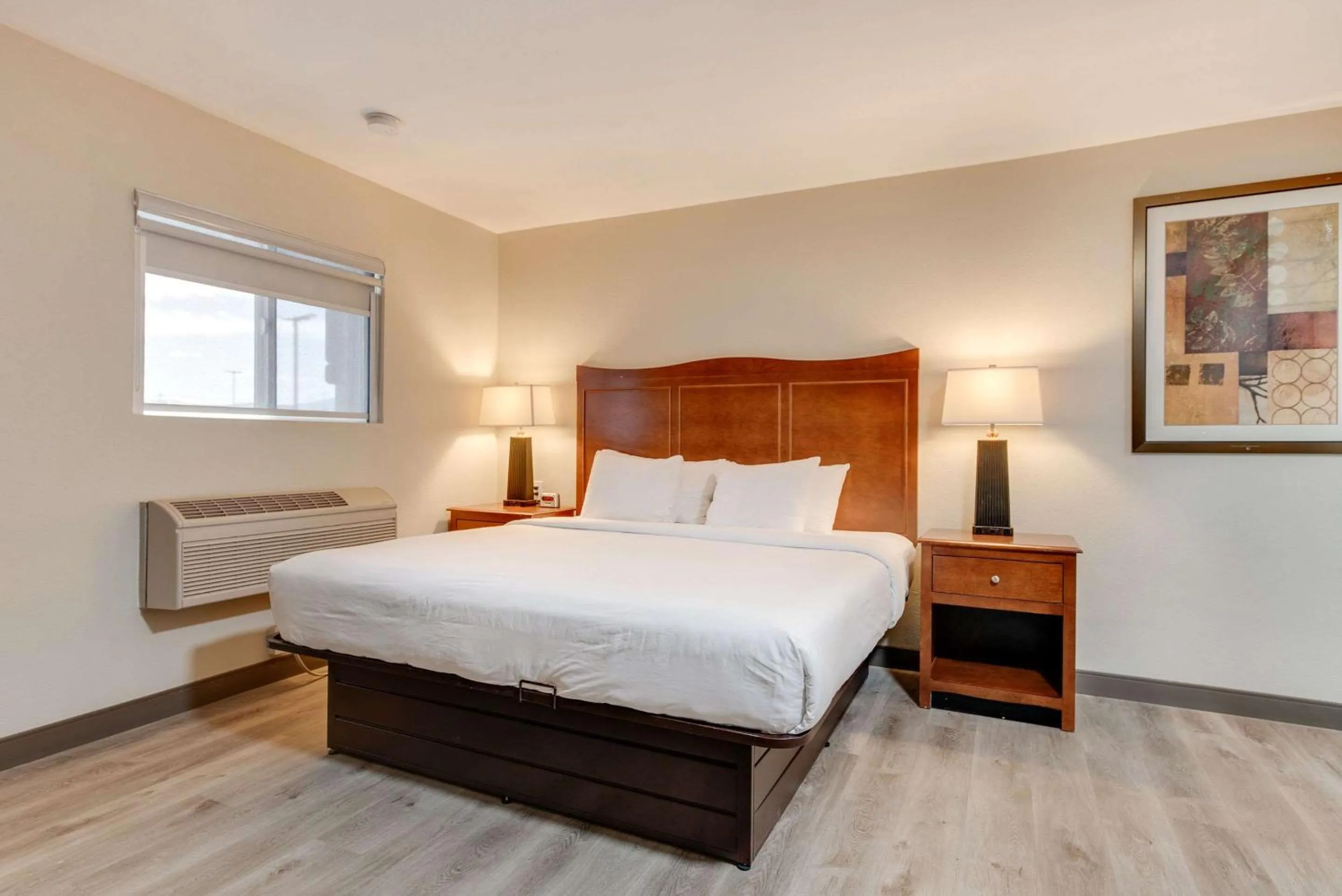 Bedroom, Bed in Suburban Studios near Mesa Verde