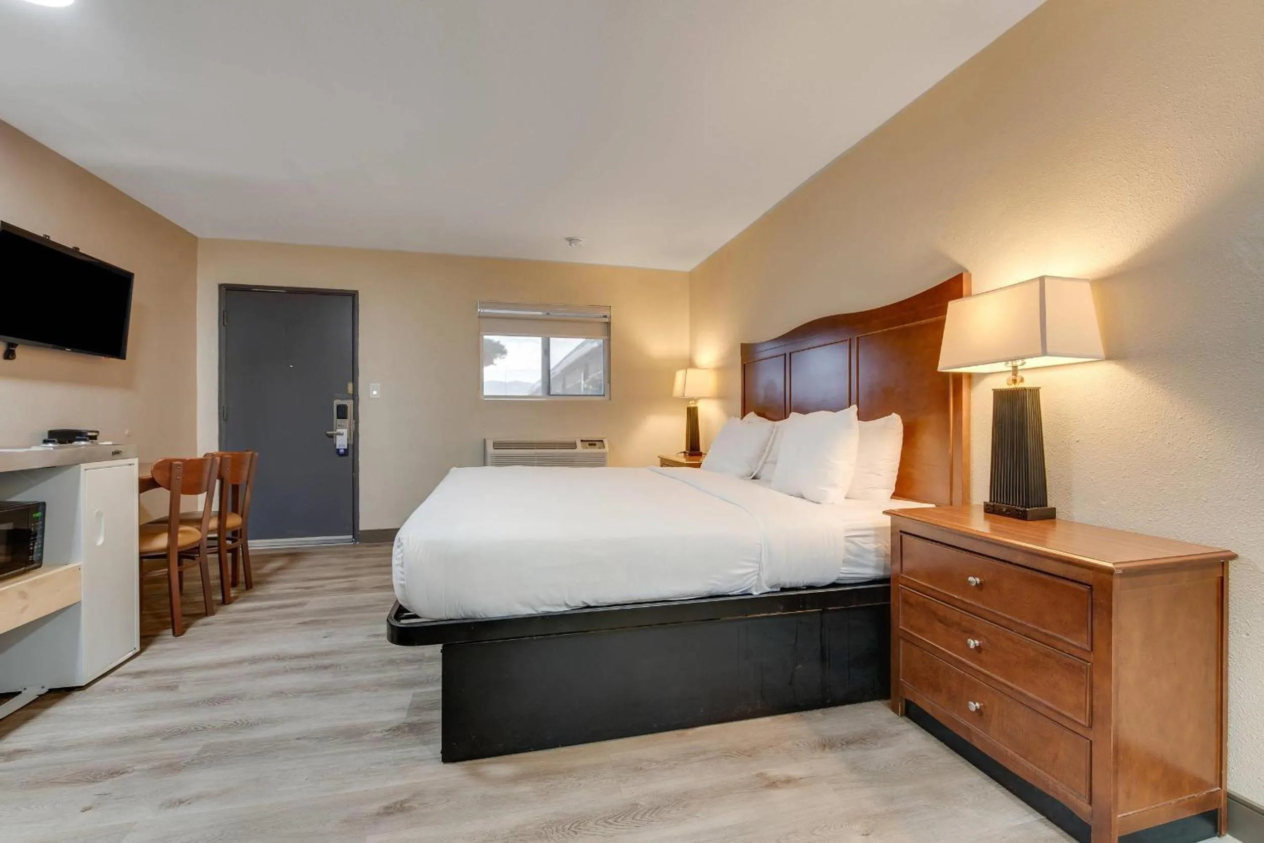 Bedroom, Bed in Suburban Studios near Mesa Verde