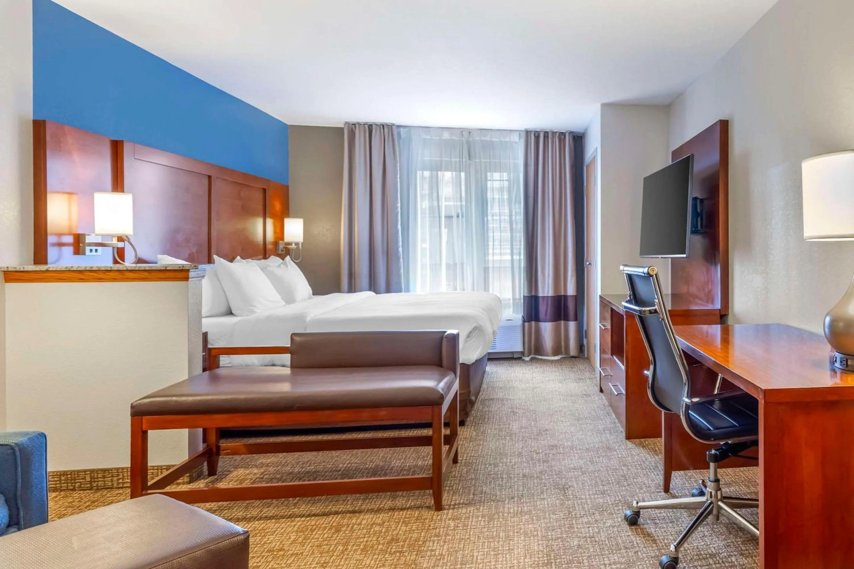 Bedroom, Bed in Comfort Suites Longmont