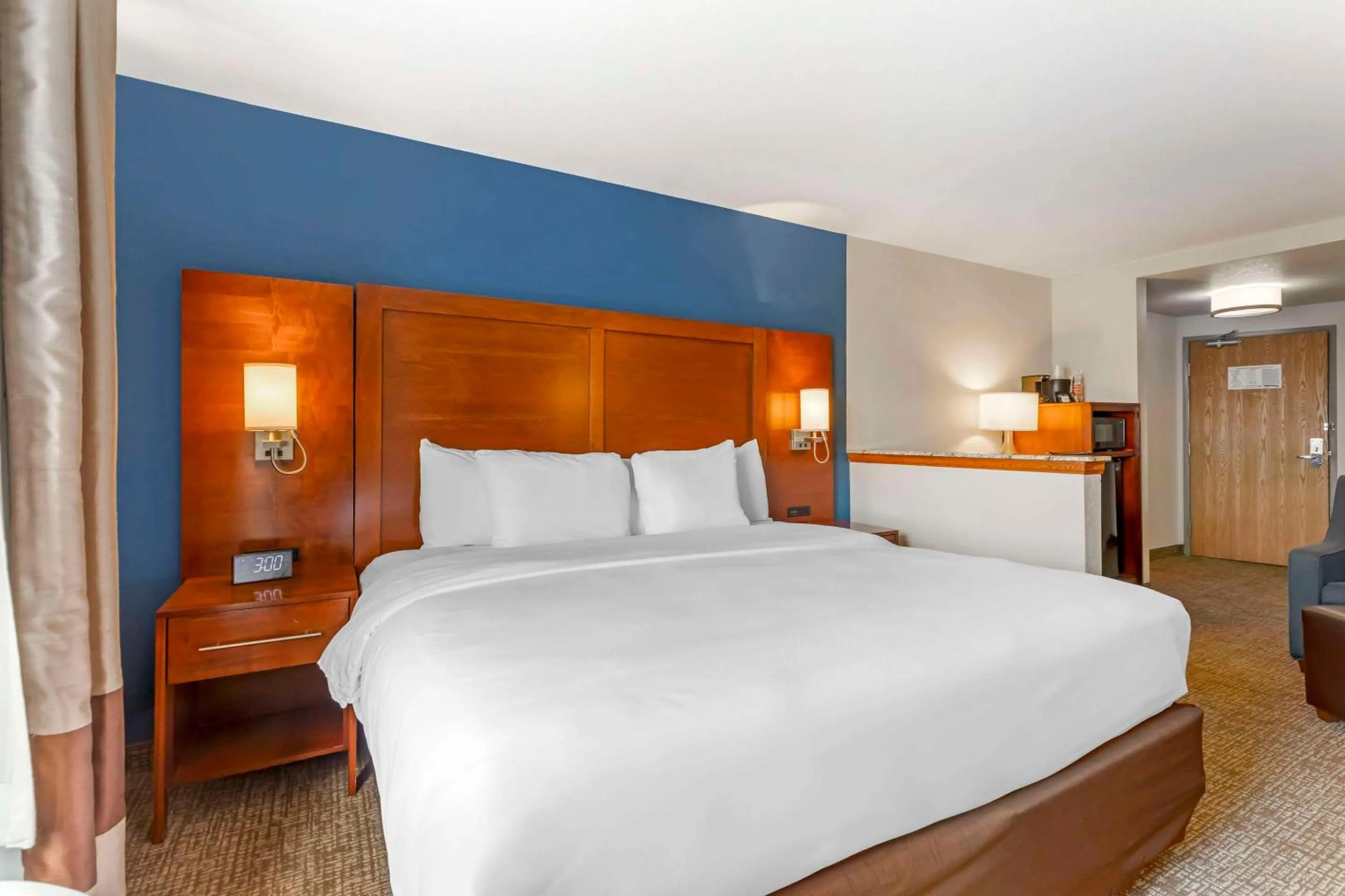 Bedroom, Bed in Comfort Suites Longmont