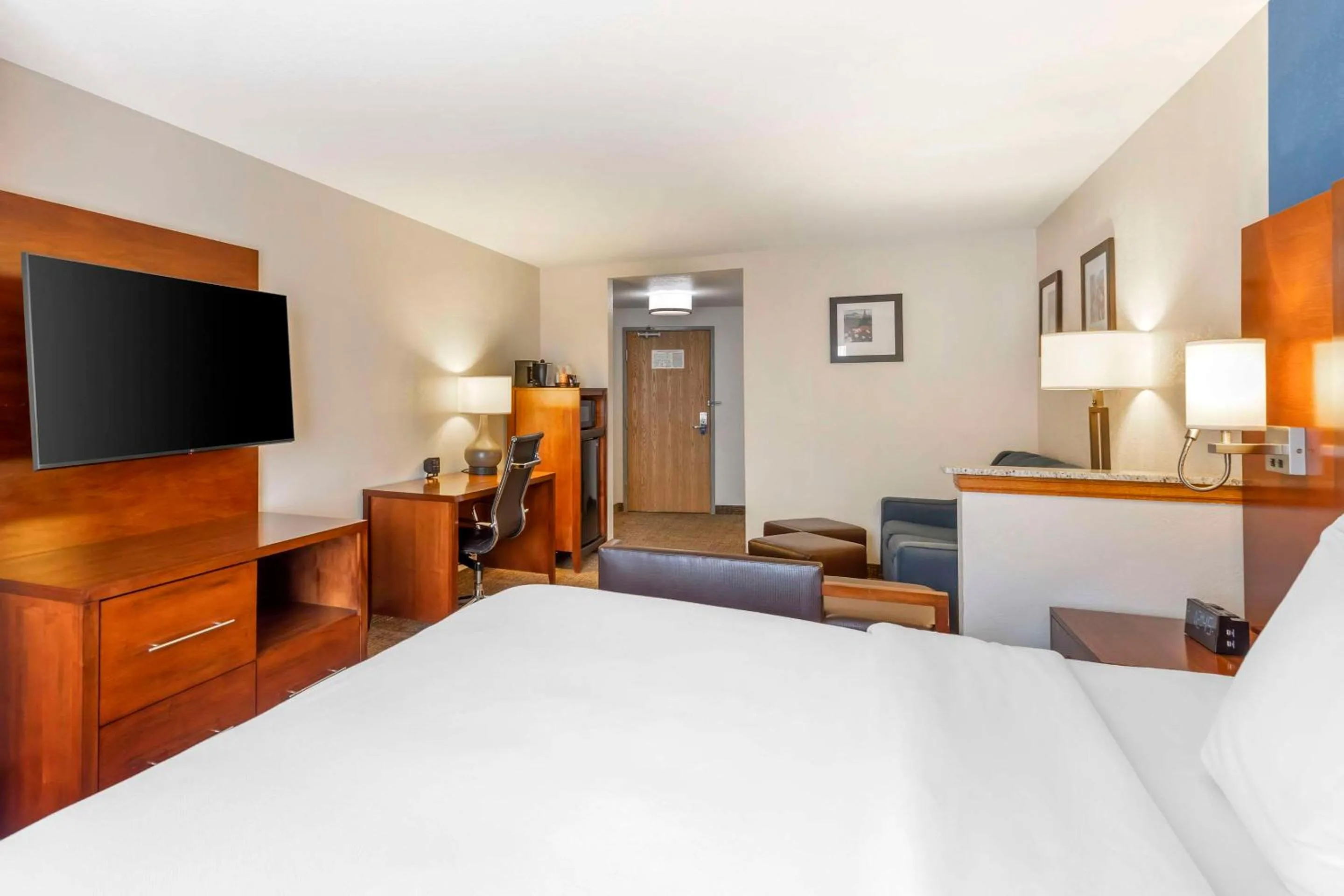 Bedroom, Bed in Comfort Suites Longmont