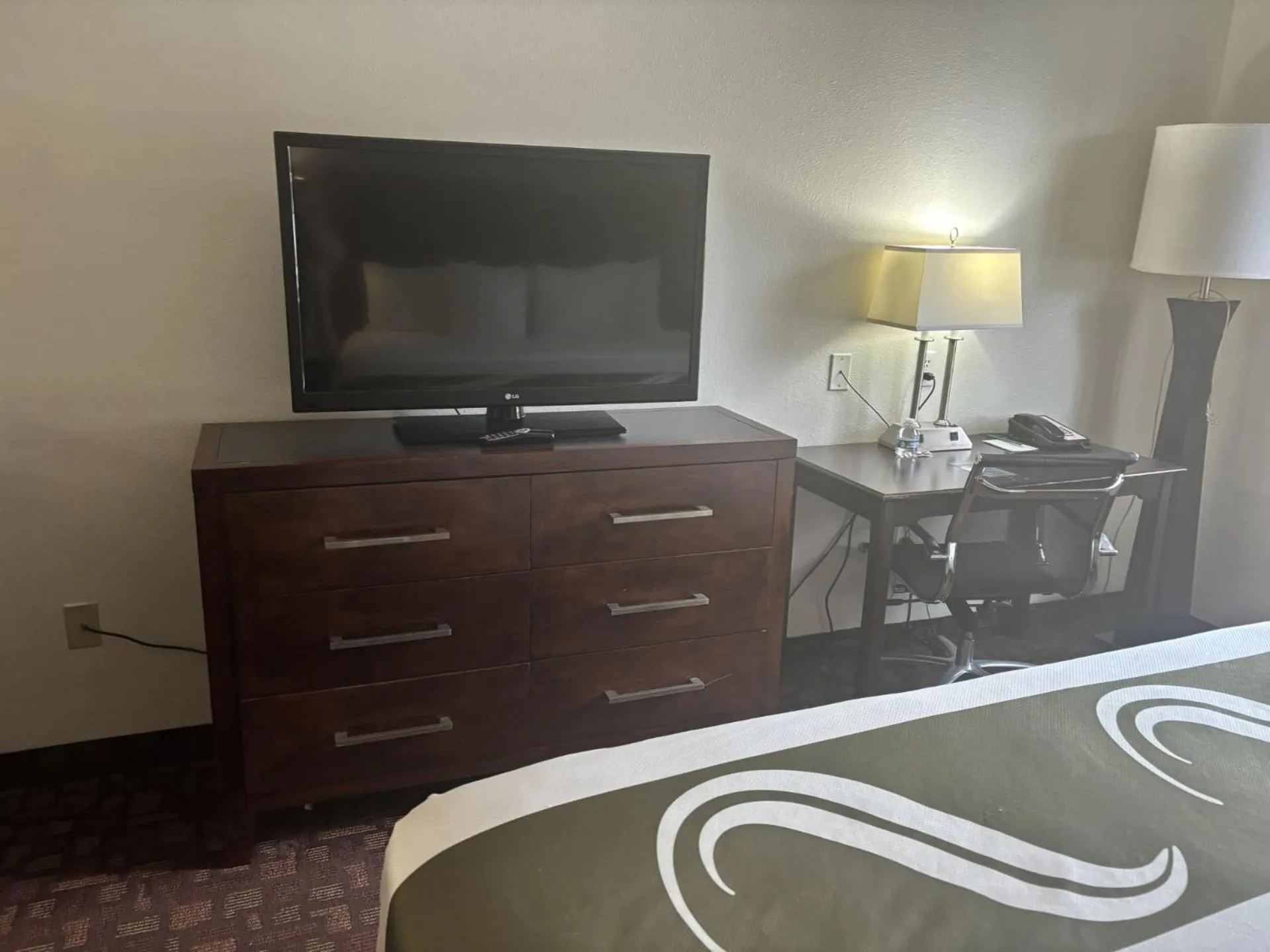 TV and multimedia in Quality Inn & Suites Lakewood - Denver Southwest