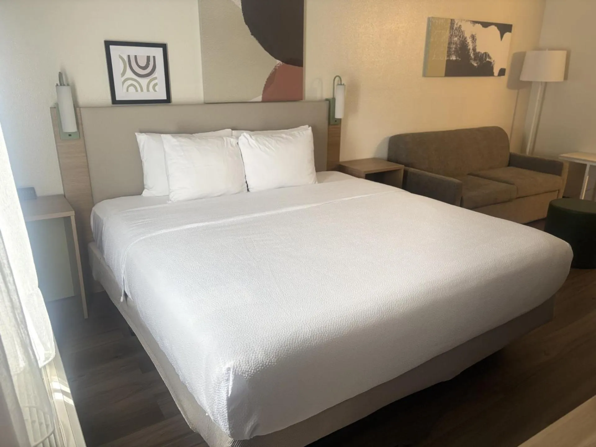 Seating area, Bed in Spark by Hilton Lakewood Denver Southwest