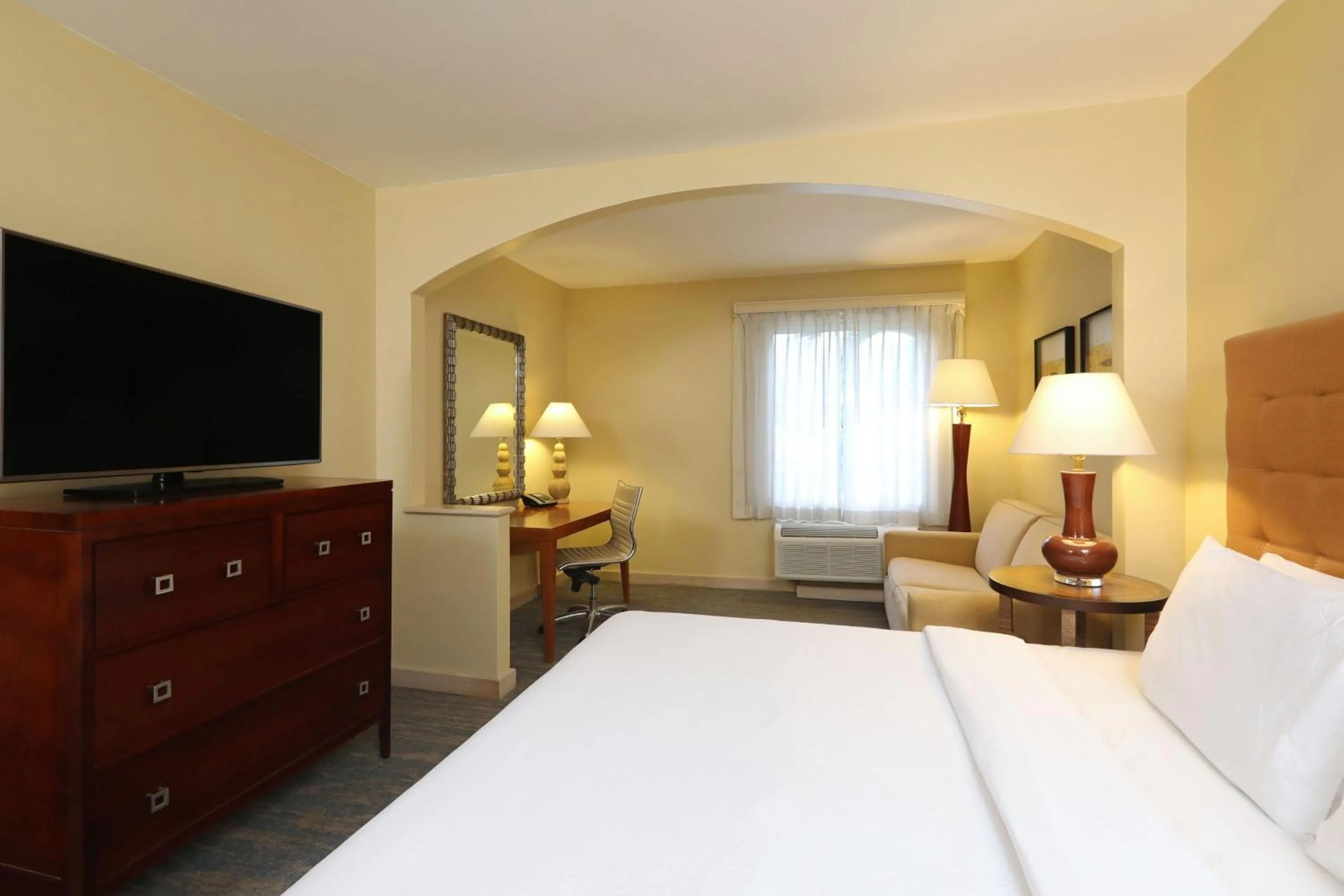 Photo of the whole room, Bed in Four Points by Sheraton San Jose Costa Rica