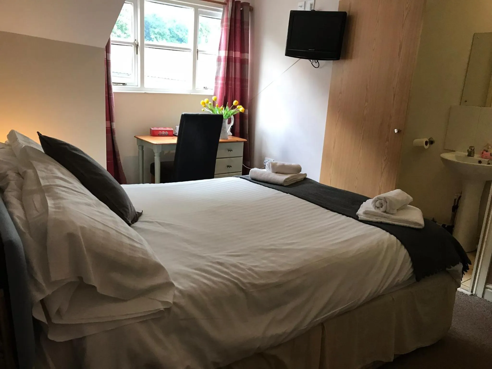 Bedroom, Bed in The Newbridge Hotel