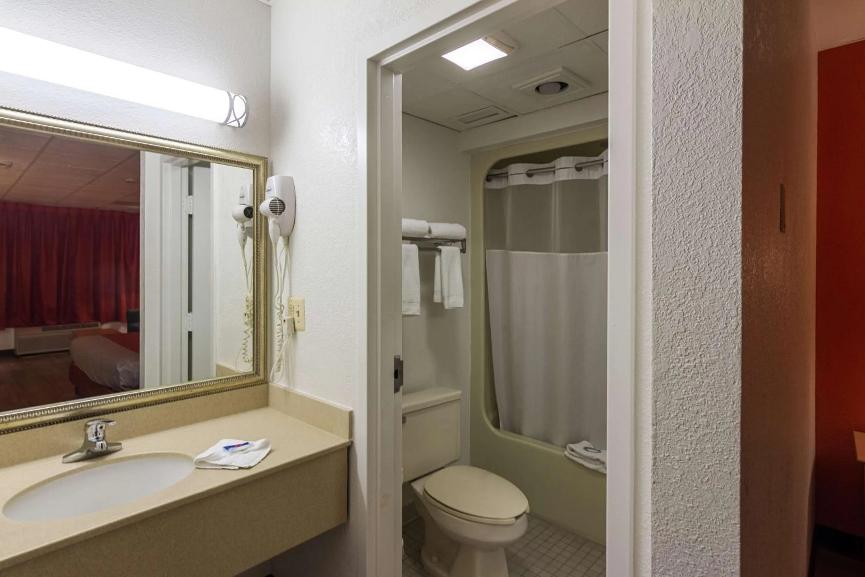 Shower in Motel 6-Groton, CT - Casinos nearby