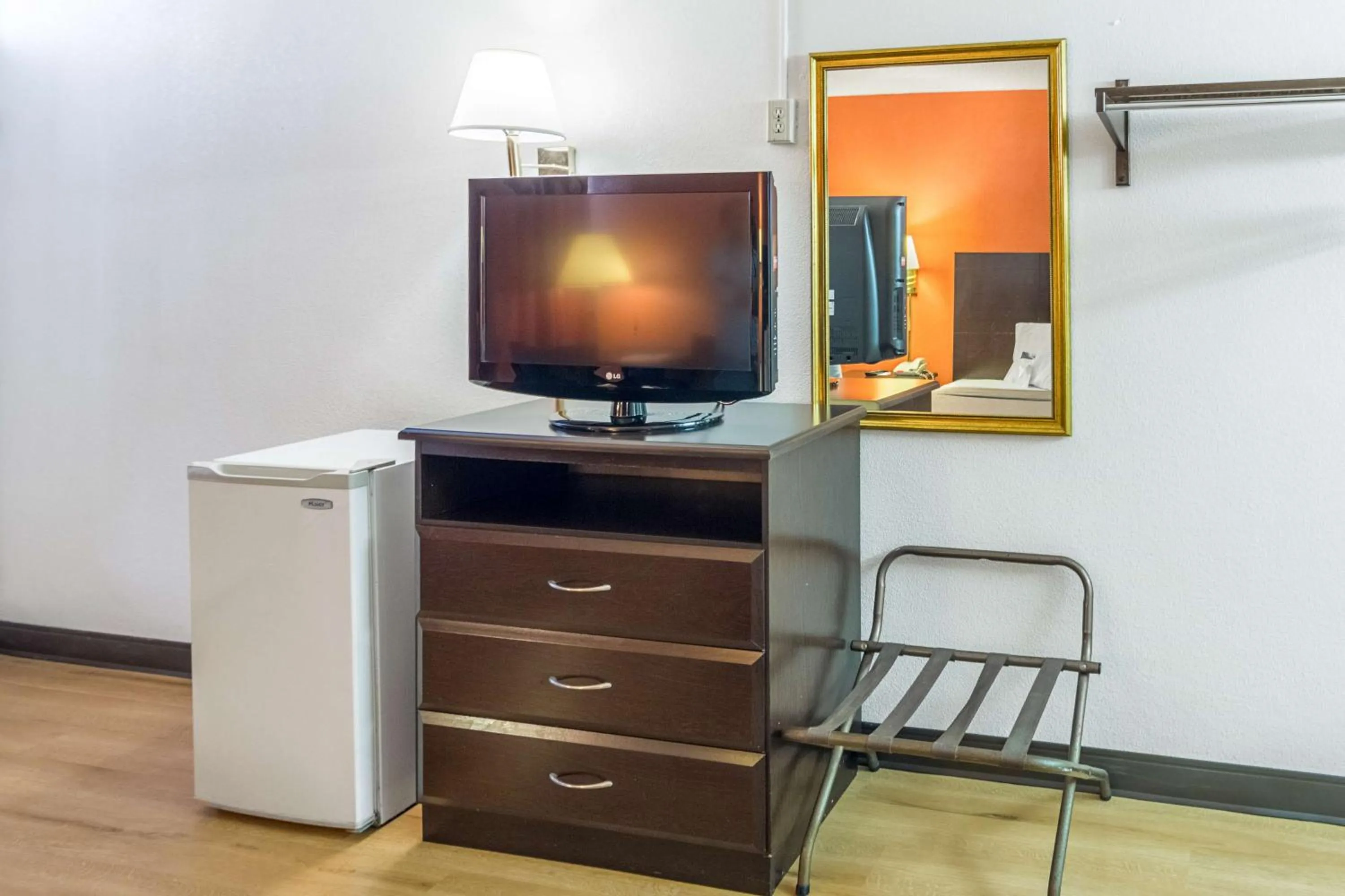 TV and multimedia in Motel 6-Groton, CT - Casinos nearby