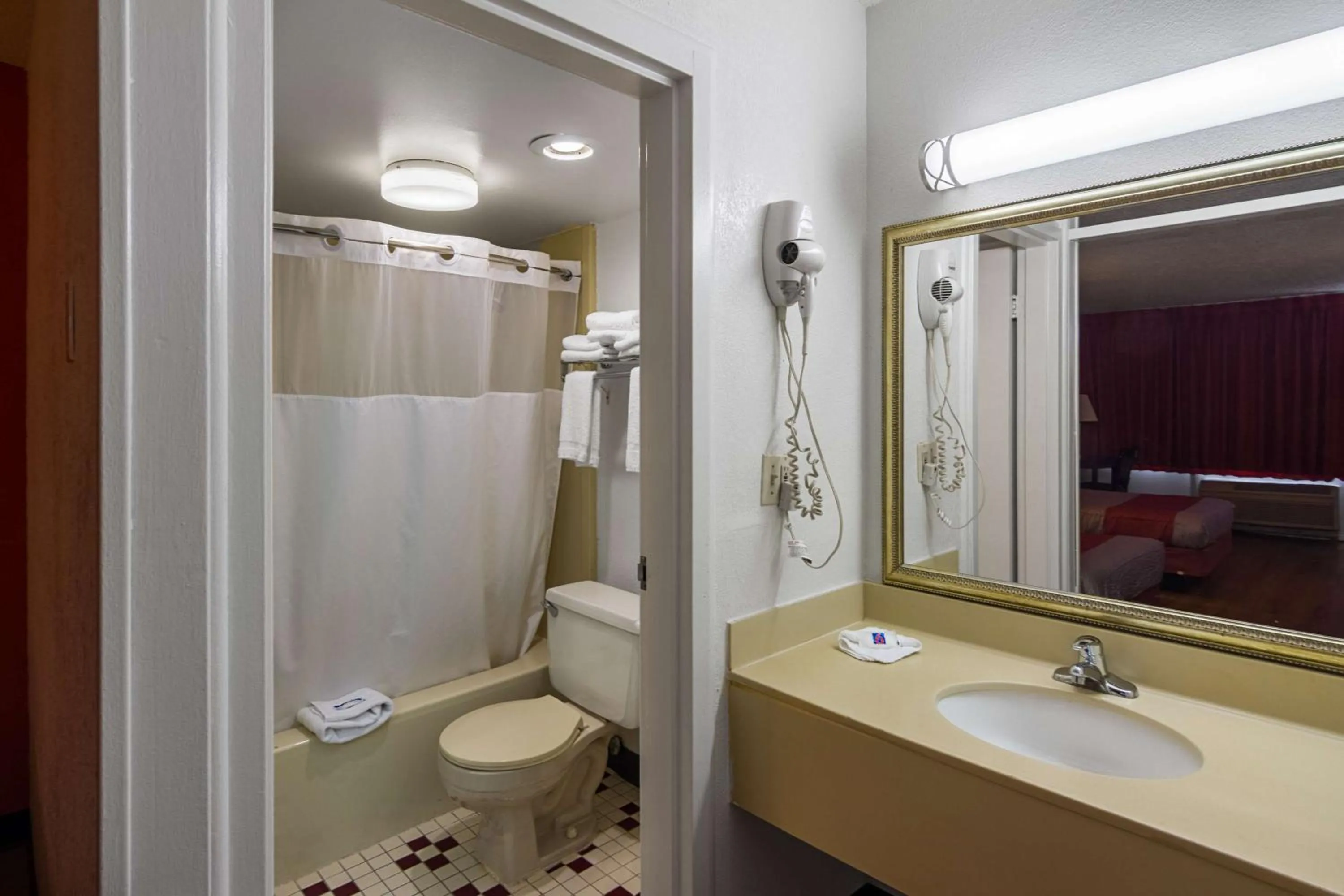 Shower in Motel 6-Groton, CT - Casinos nearby