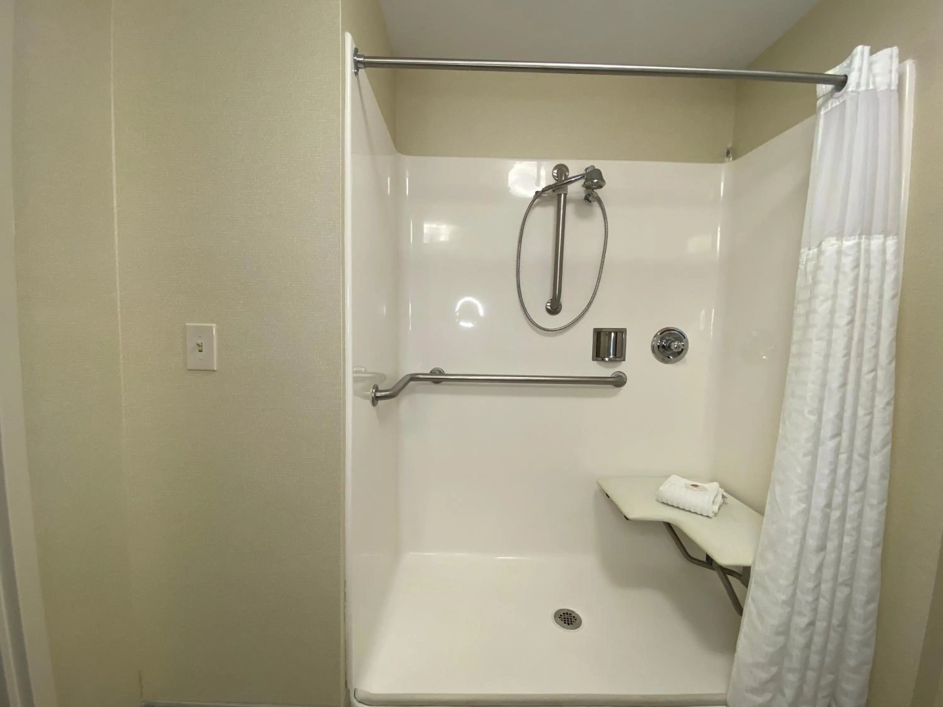 Shower in Comfort Inn East Windsor - Springfield