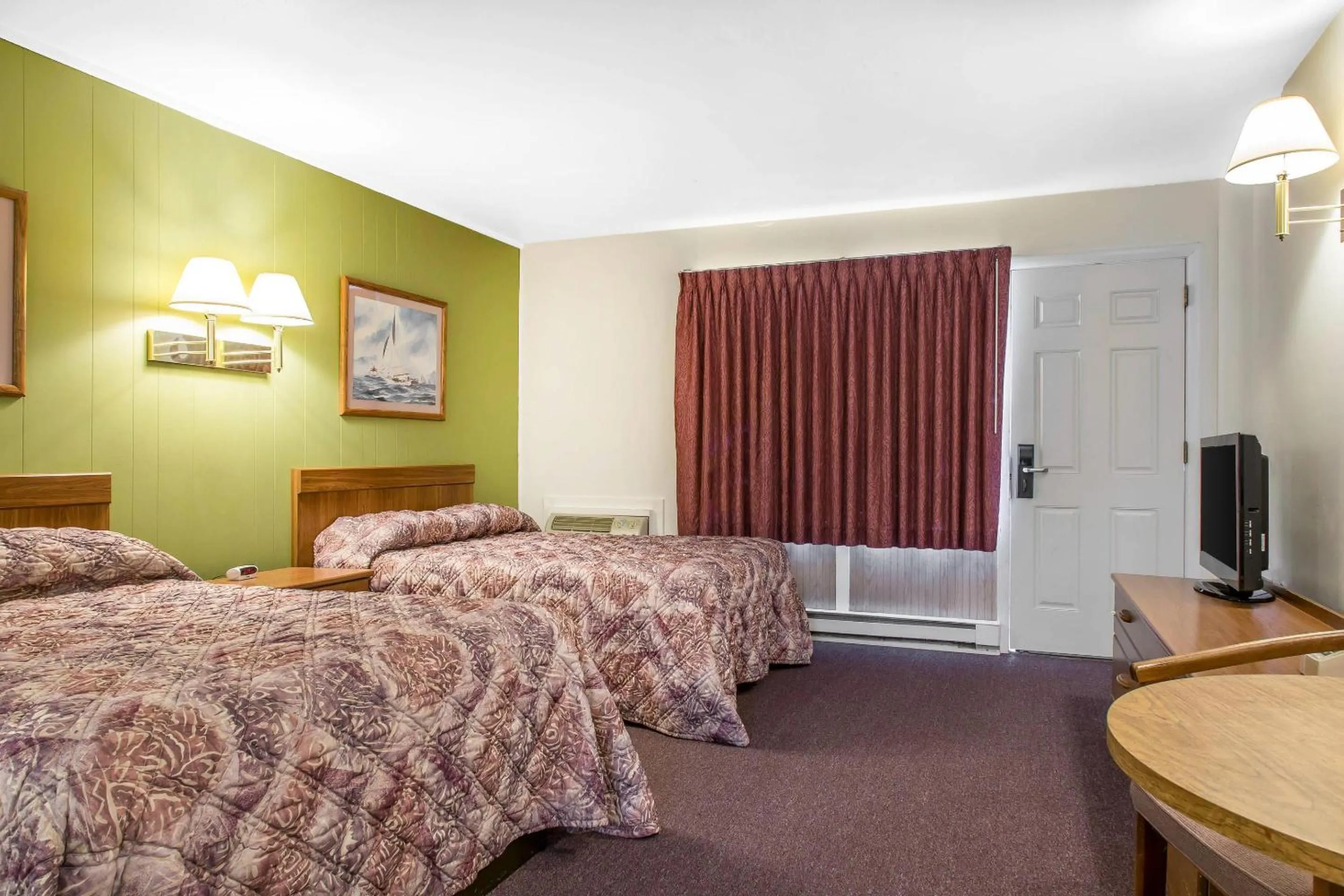 Bedroom, Bed in Rodeway Inn Waterford - New London