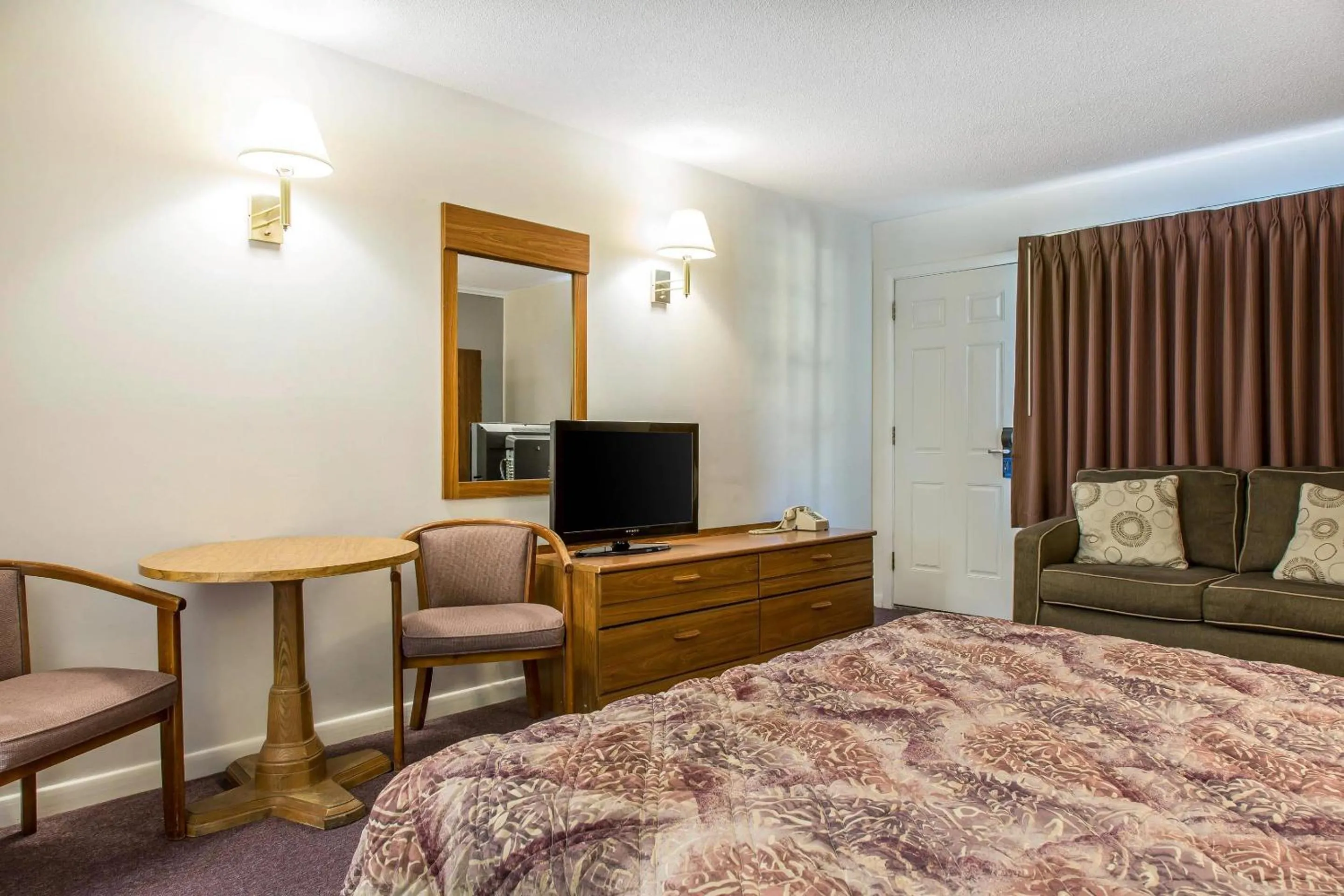 Bedroom, Bed in Rodeway Inn Waterford - New London