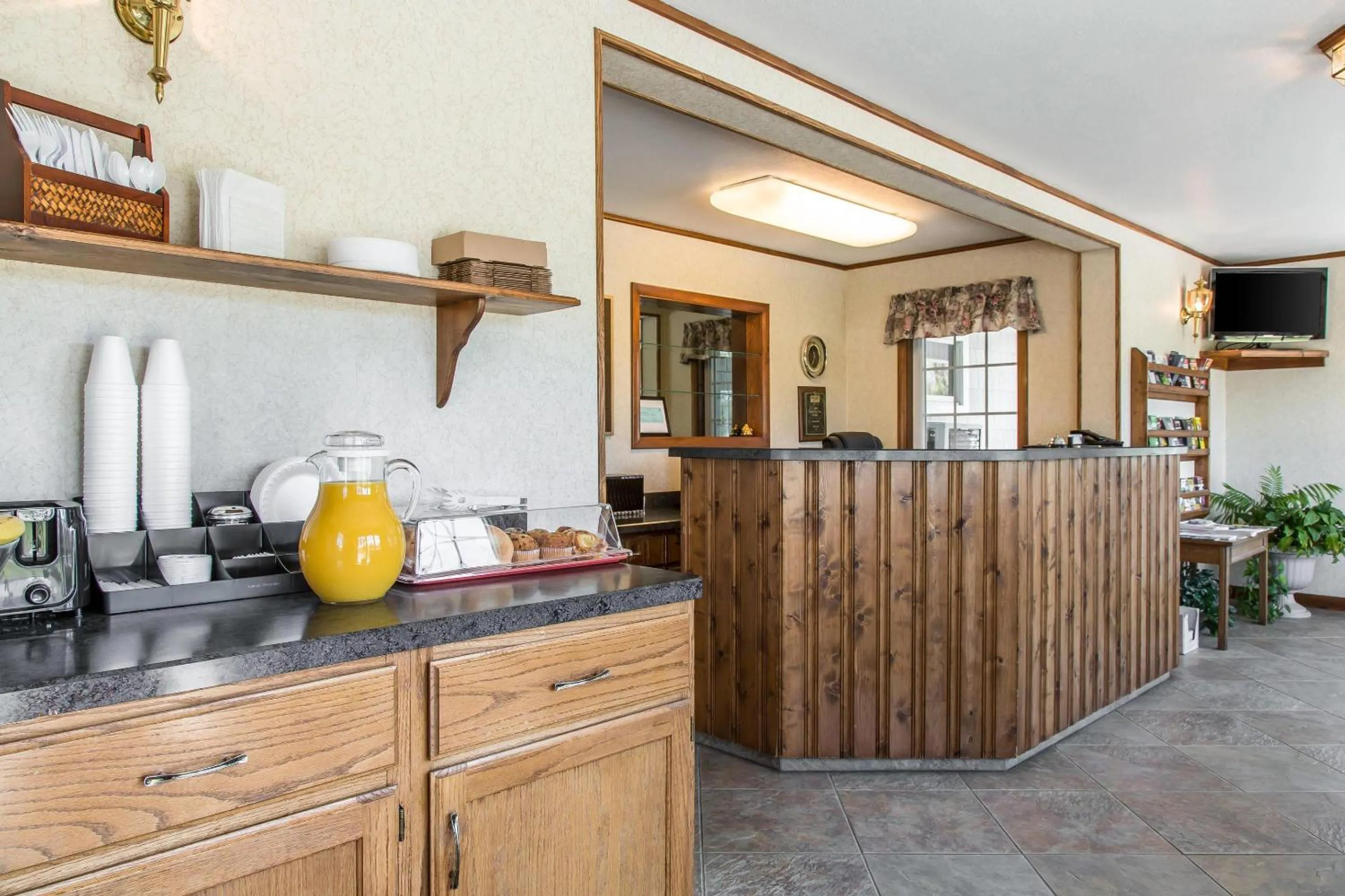 Breakfast in Rodeway Inn Waterford - New London