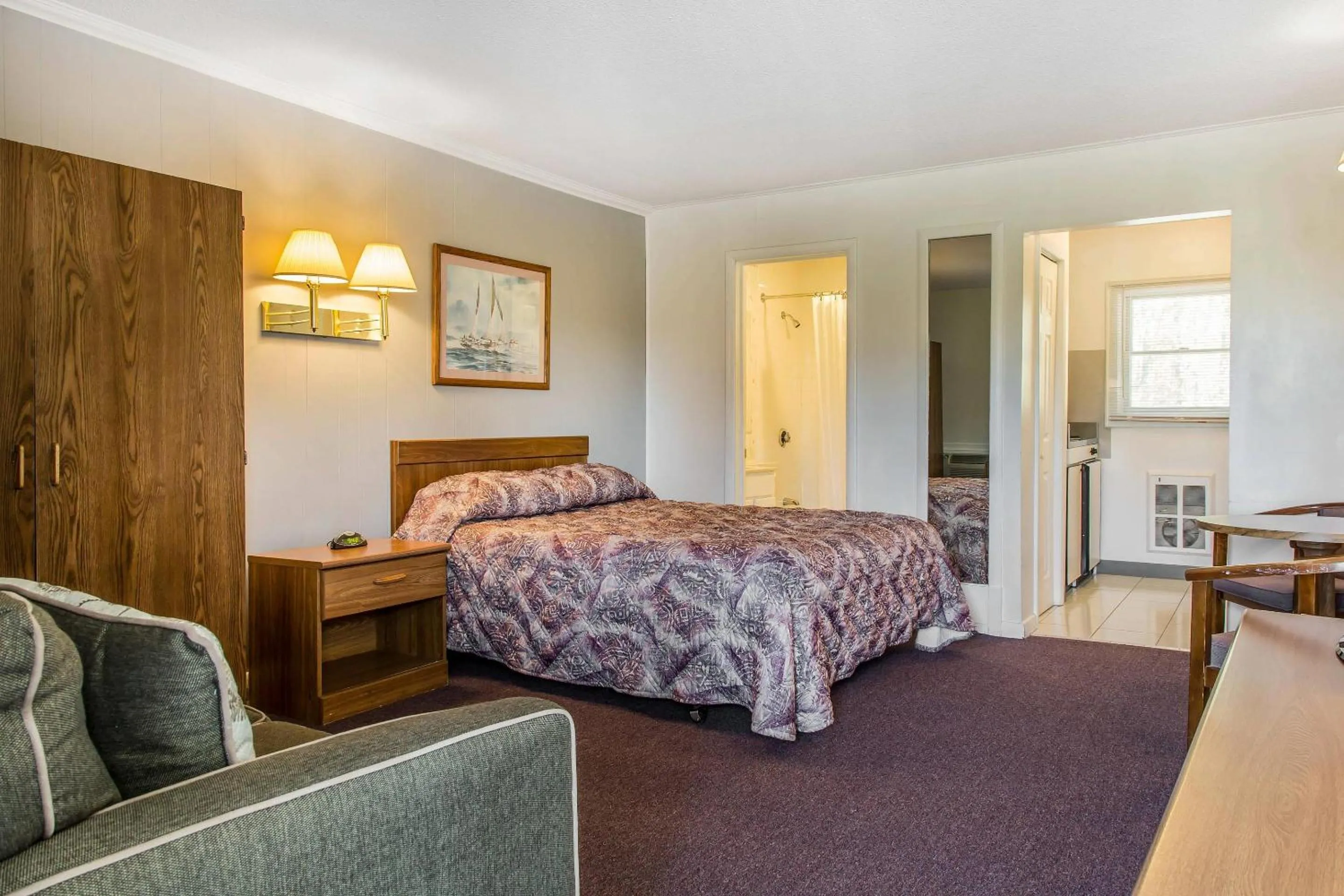 Bedroom, Bed in Rodeway Inn Waterford - New London