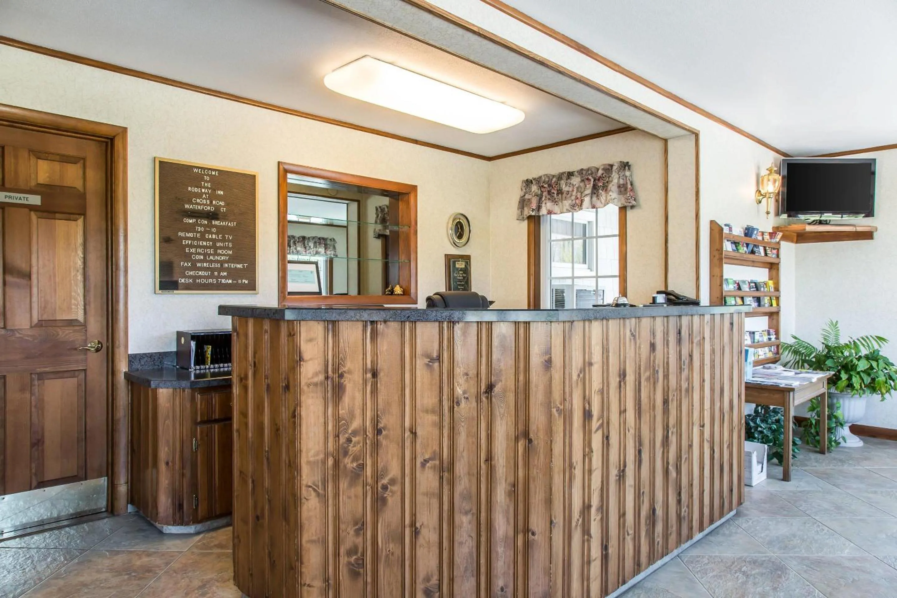Lobby or reception in Rodeway Inn Waterford - New London