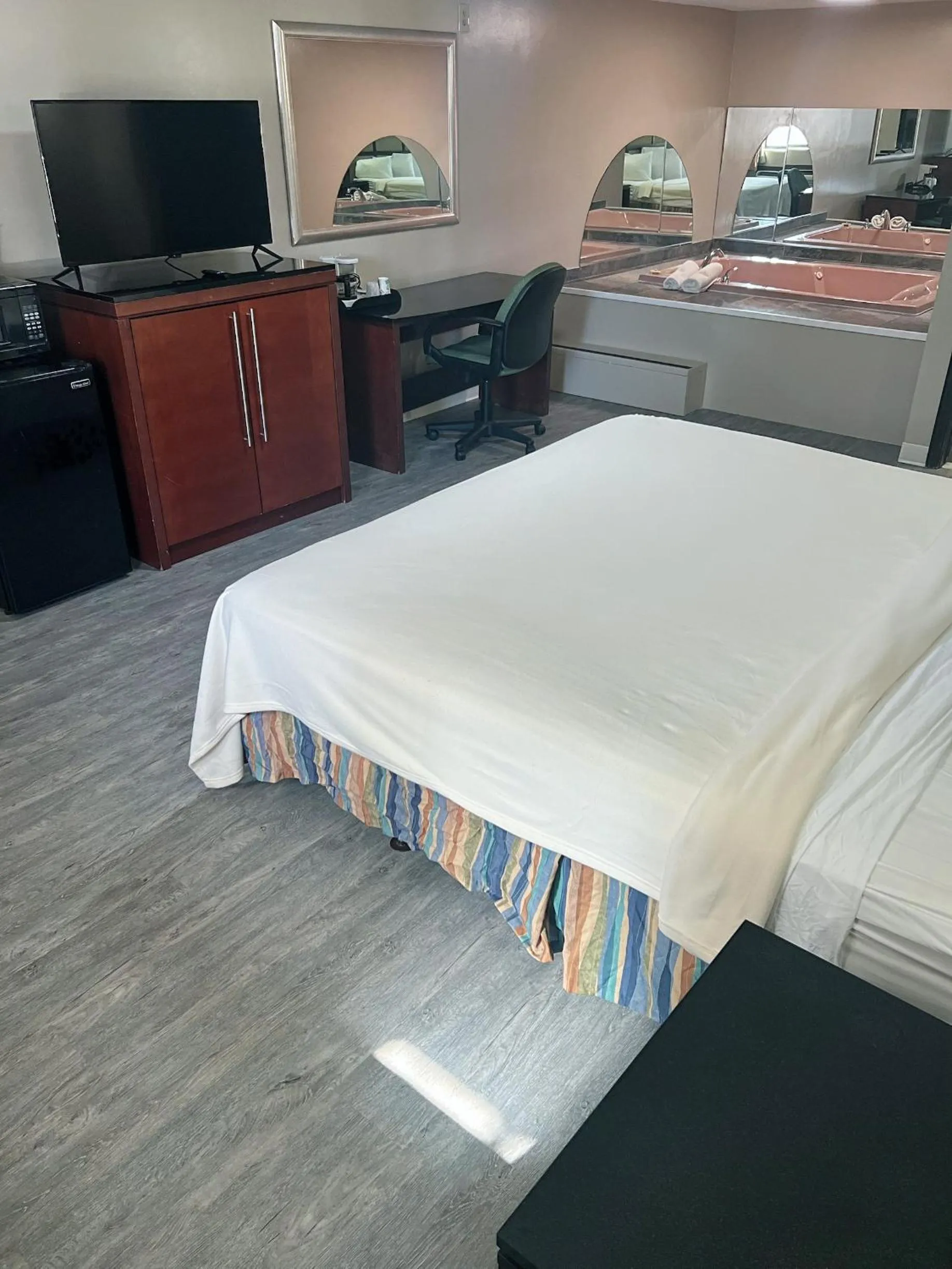 Bed in Americas Best Value Inn Torrington, CT