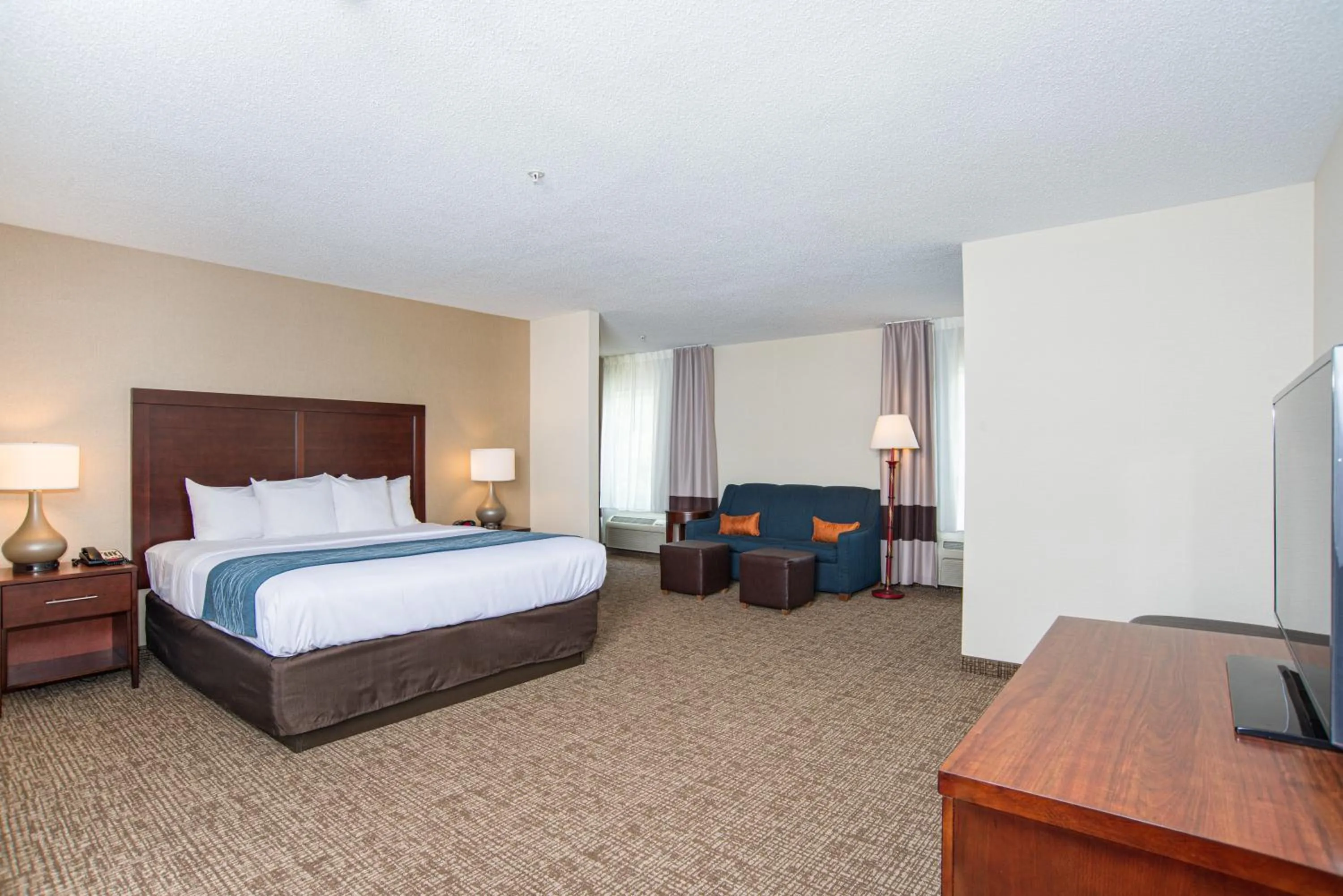Communal lounge/ TV room, Bed in Comfort Inn Naugatuck-Shelton, CT