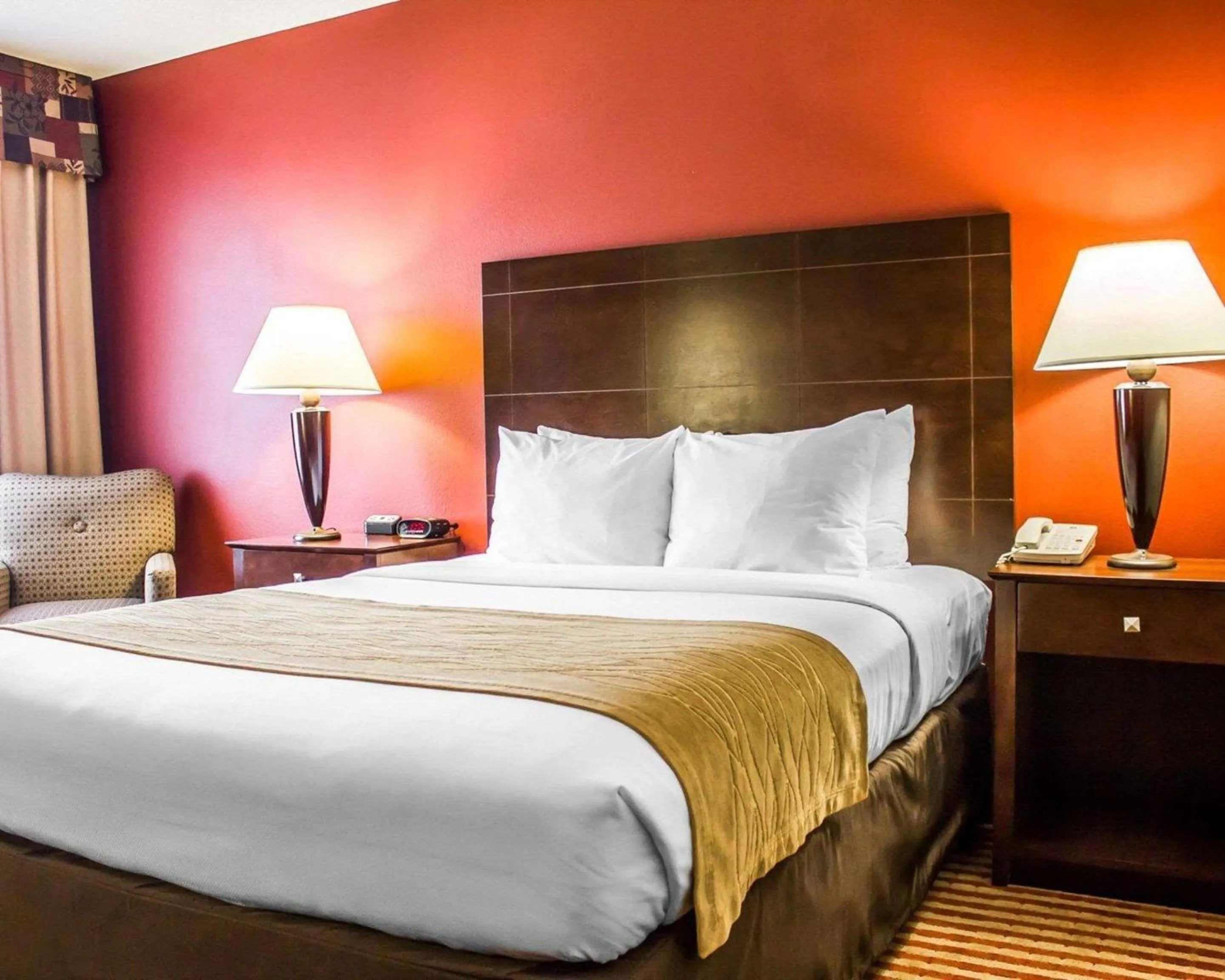 Photo of the whole room, Bed in Comfort Inn & Suites