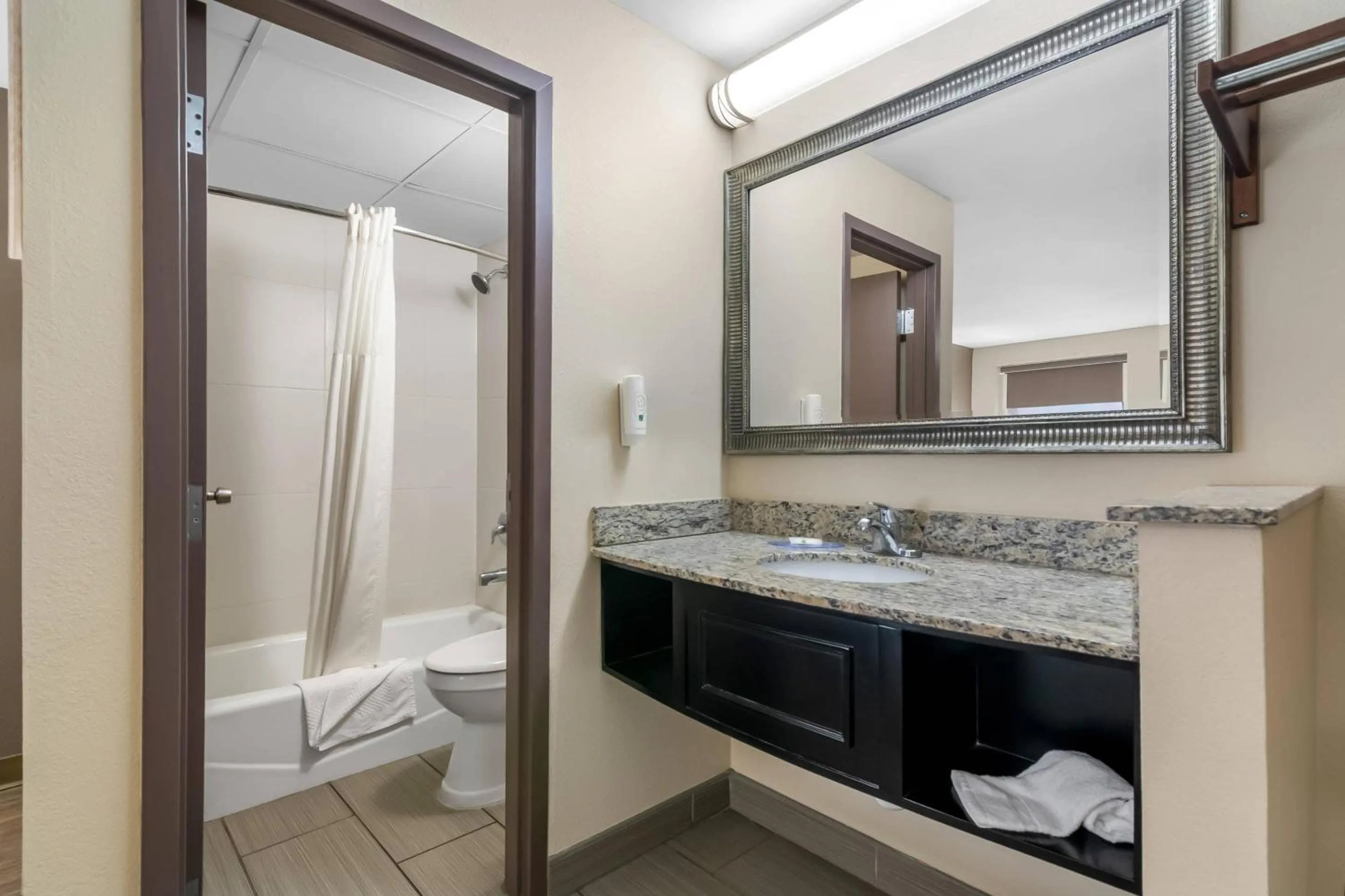 Bedroom in Quality Inn Waterbury East