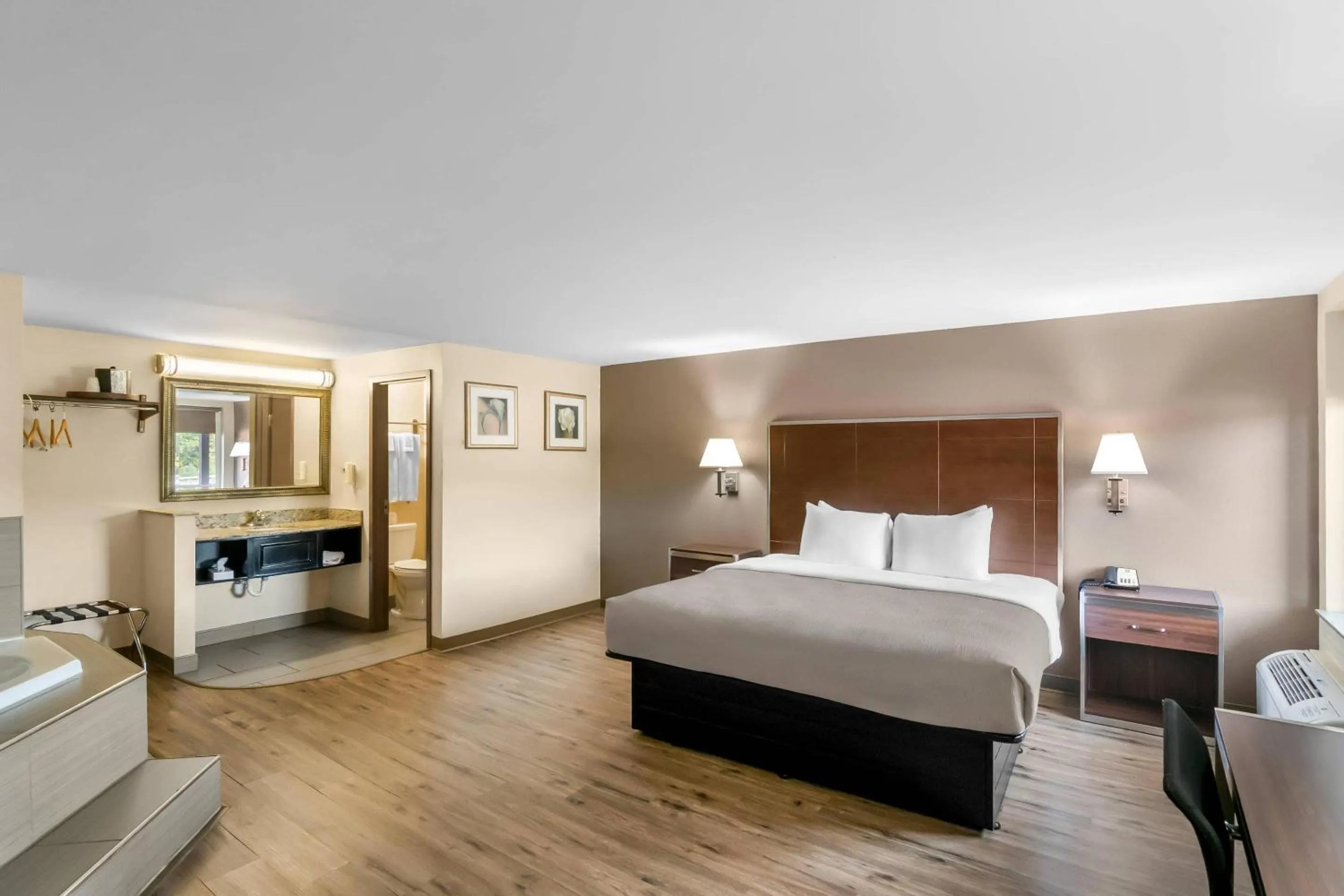 Bedroom, Bed in Quality Inn Waterbury East